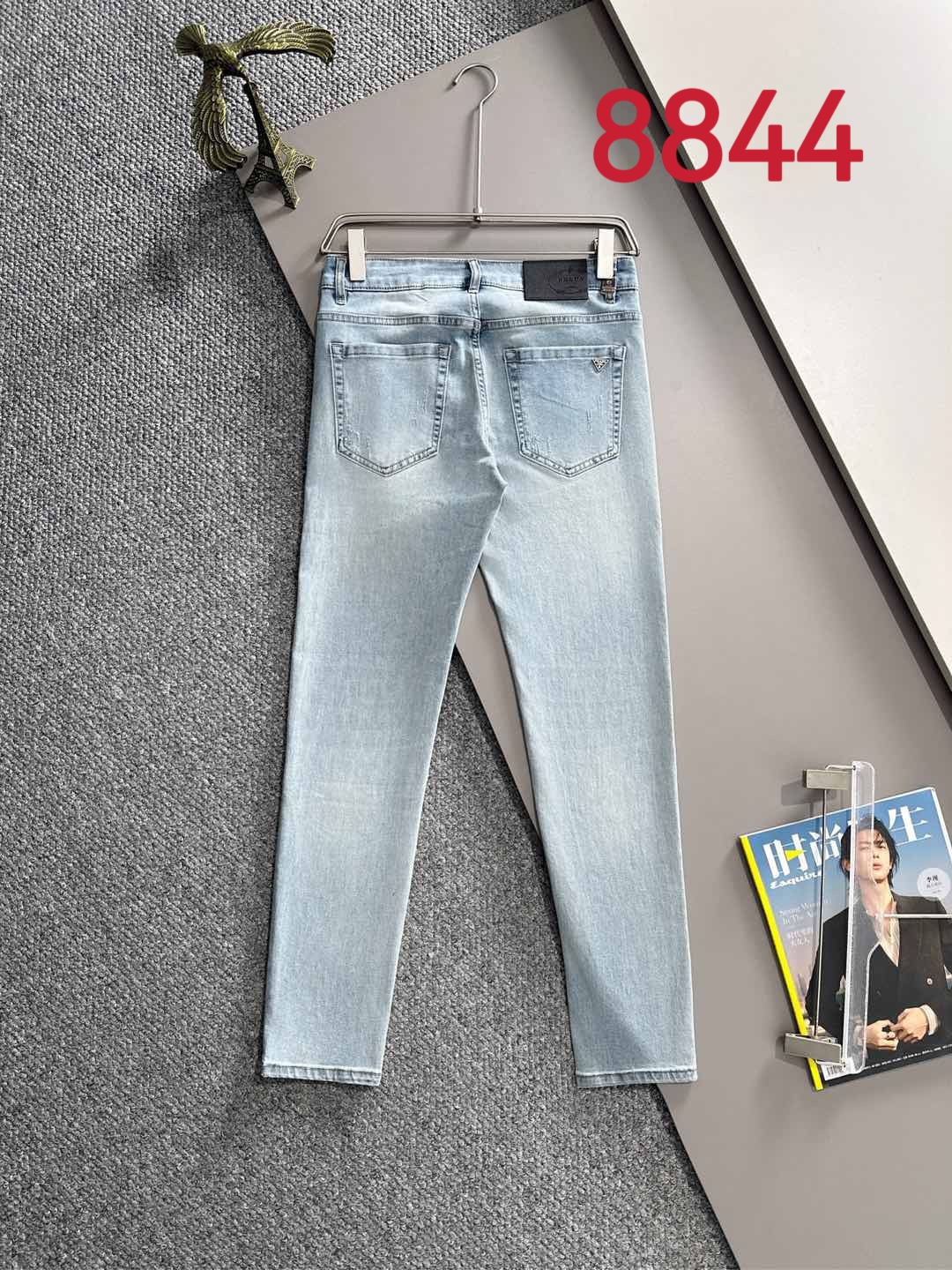 Los pantalones vaqueros ajustados de verano 2025 de Prada están tejidos con telas vaqueras de algodón liso de mezclilla…