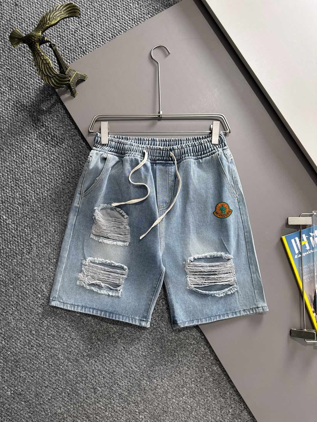 蒙口 2025 夏季新品牛仔裤牛仔短裤，采用进口客供日本 Denim 平纹棉质牛仔面料梭织生产，三标齐全，顶尖的石磨水洗工艺让质感达到 80 年代的老味，柔软细腻舒适透气，色泽拥有现代时尚的沧桑感，上身百搭时尚！轻奢主义 日常通勤穿搭必备…