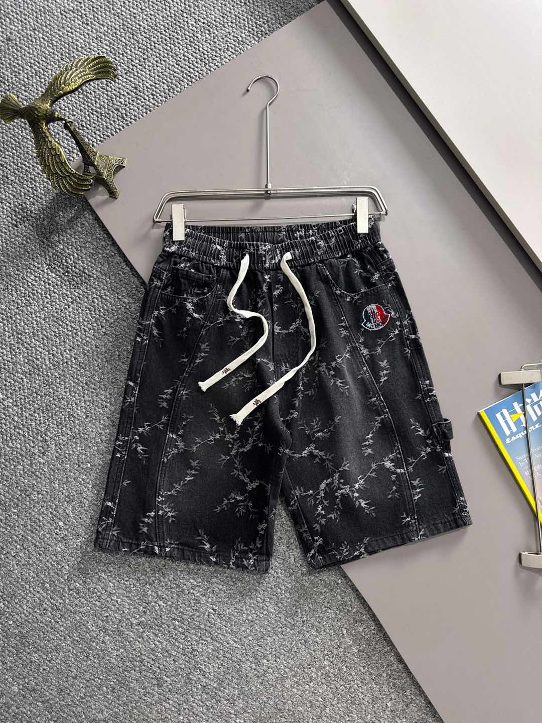 蒙口 2025 夏季新品牛仔裤牛仔短裤，采用进口客供日本 Denim 平纹棉质牛仔面料梭织生产，三标齐全，顶尖的石磨水洗工艺让质感达到 80 年代的老味，柔软细腻舒适透气，色泽拥有现代时尚的沧桑感，上身百搭时尚！轻奢主义 日常通勤穿搭必备…