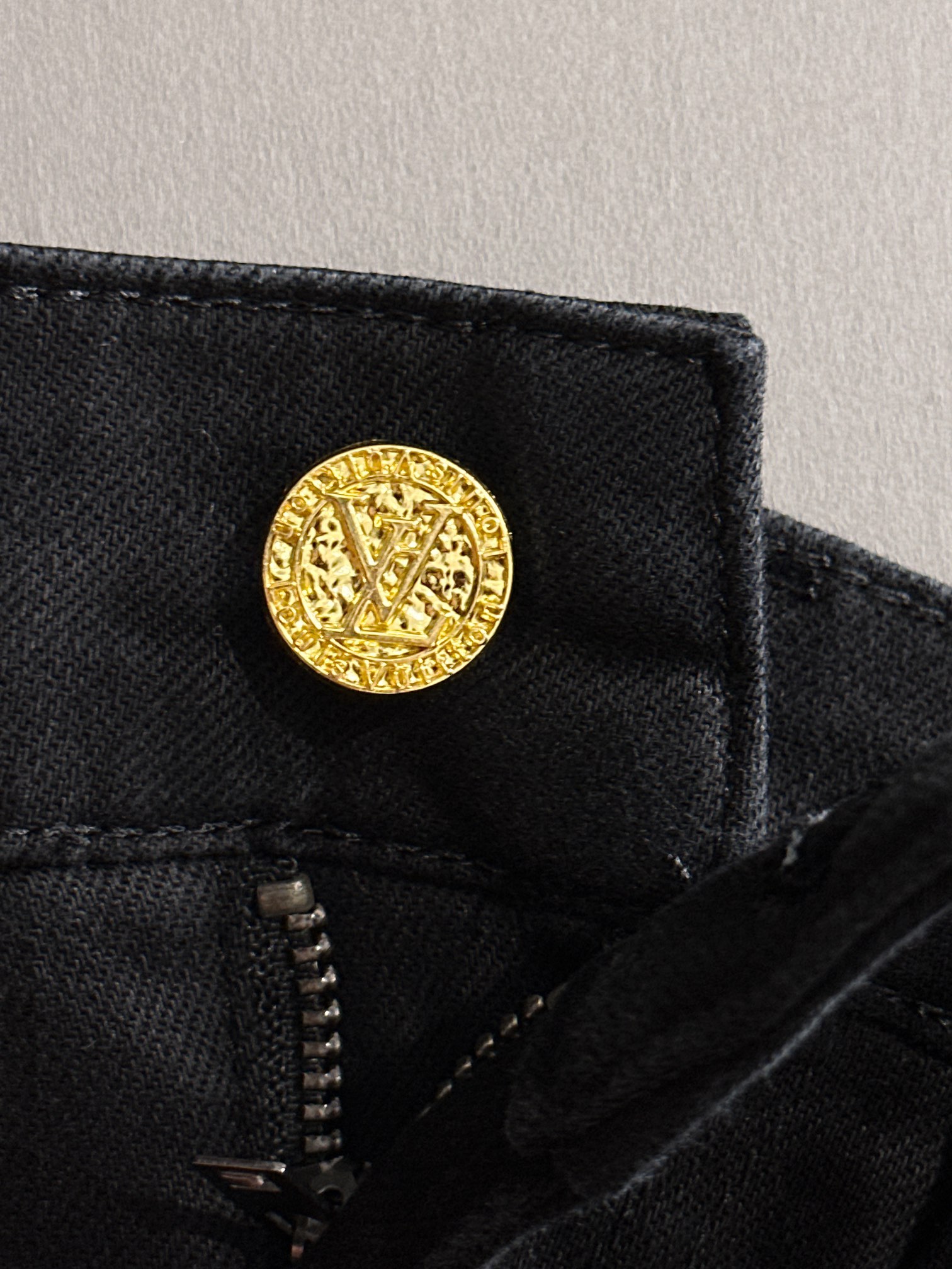 Louis Vuitton LV2025四季款修身牛仔裤长裤 采用进口客供日本Denim平纹棉质牛仔面料梭织生产