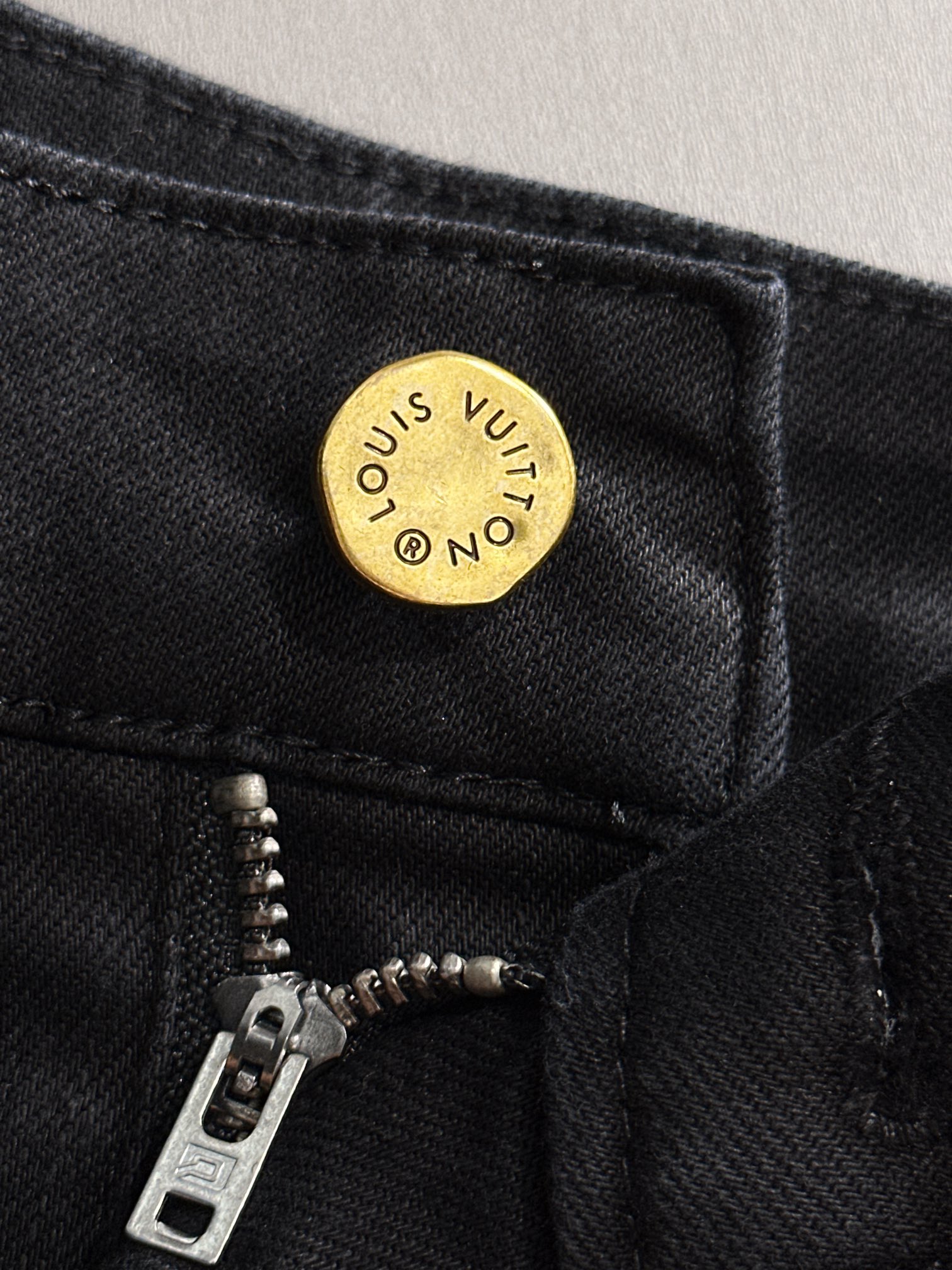 Louis Vuitton LV2025四季款修身牛仔裤长裤 采用进口客供日本Denim平纹棉质牛仔面料梭织生产