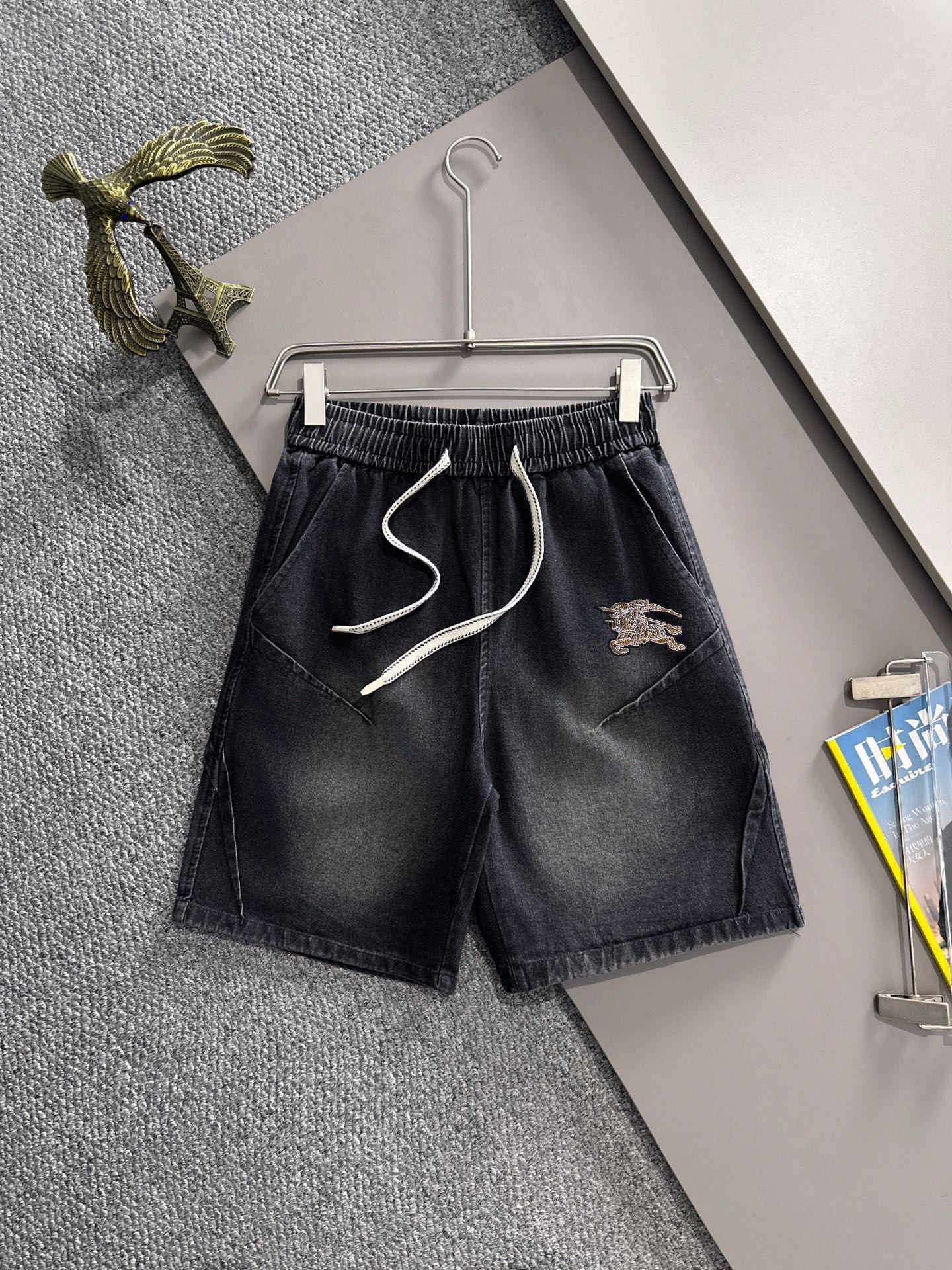 Los nuevos pantalones cortos de mezclilla de Burberry para el verano de 2025 están tejidos con telas de mezclilla de al…