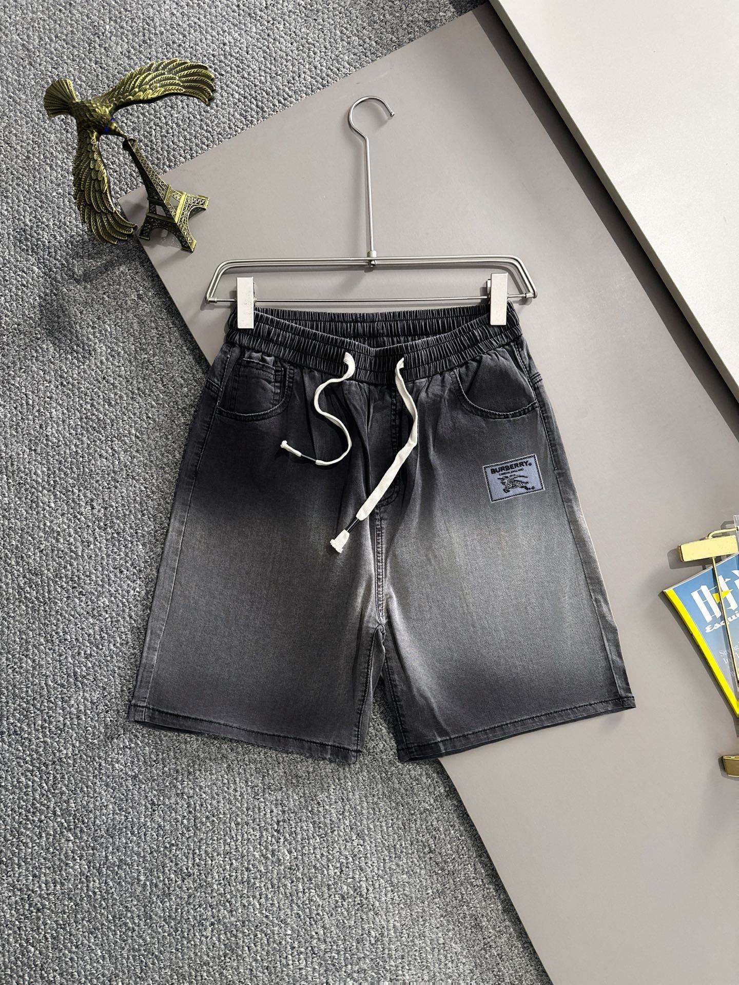 Los nuevos pantalones cortos de mezclilla de Burberry para el verano de 2025 están tejidos con telas de mezclilla de al…
