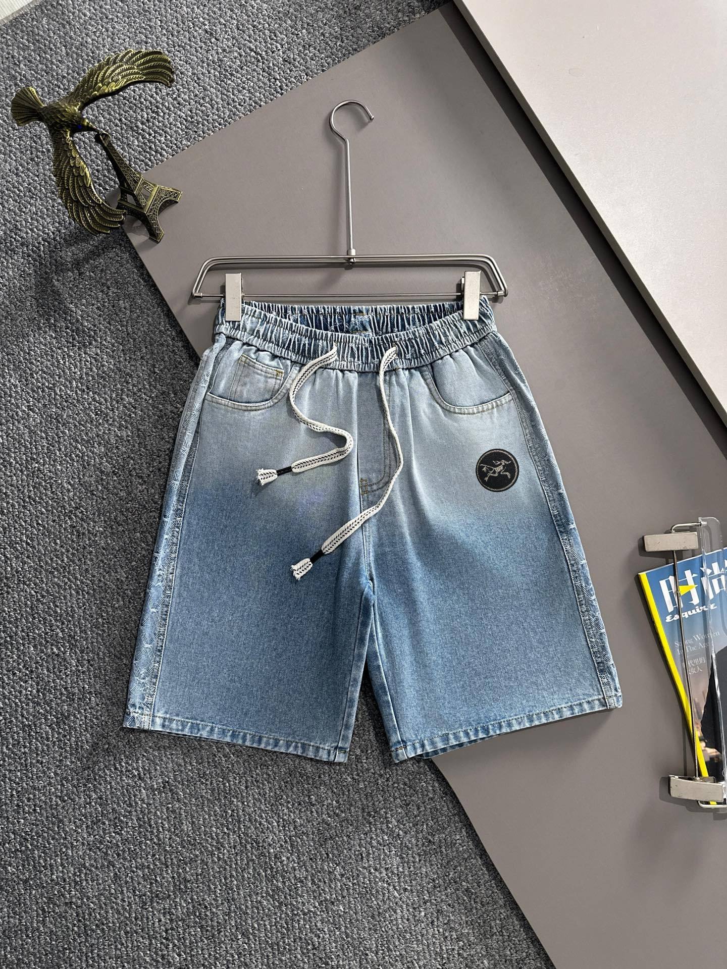 Los nuevos pantalones cortos vaqueros de verano 2025 de Arc'teryx están tejidos con telas vaqueras de algodón liso de m…