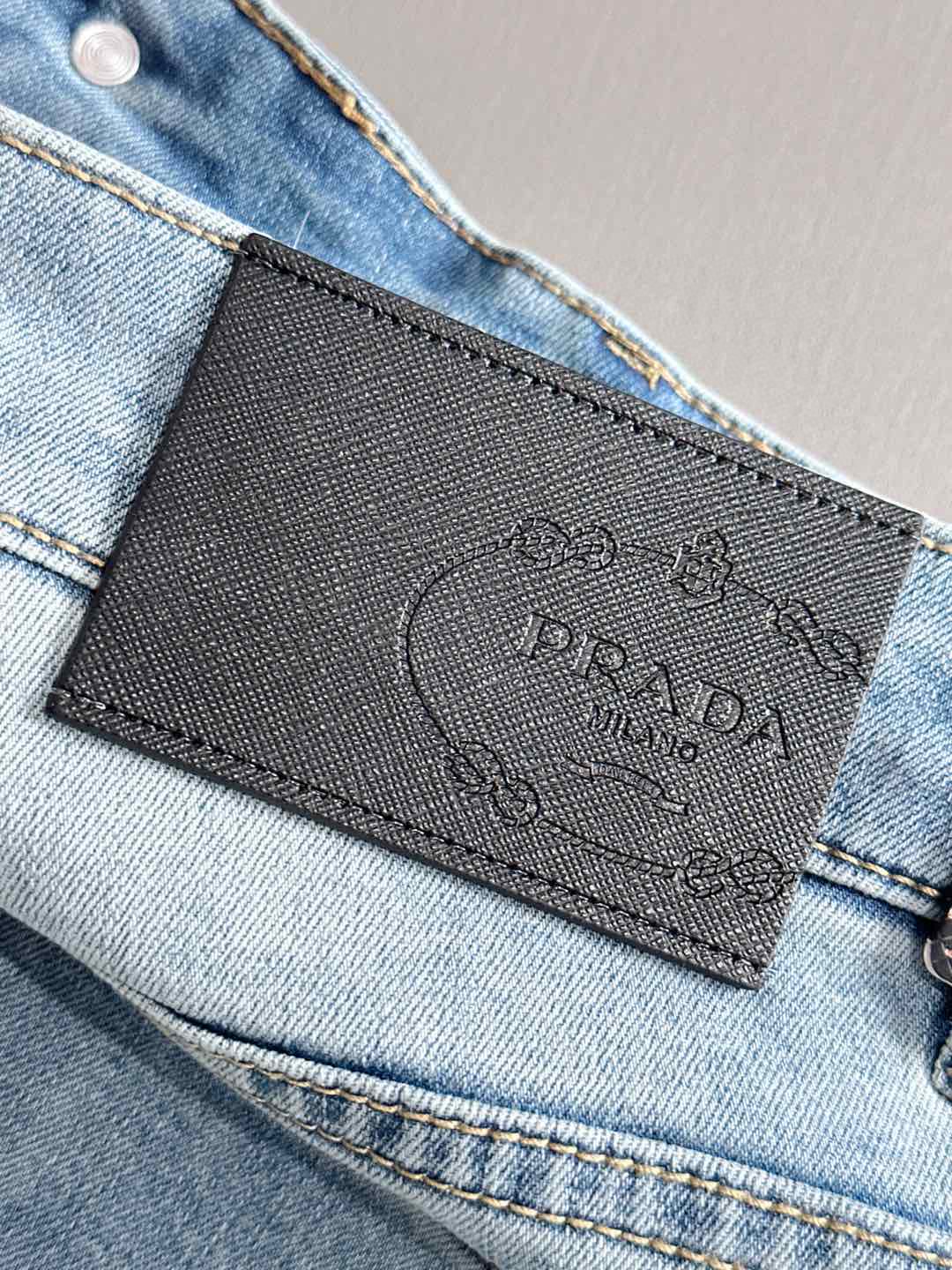 P180 普拉达2025夏季修身牛仔裤长裤，采用进口客供日本Denim平纹棉质牛仔面料梭织生产，三标齐全，简约不失大气，柔软细腻舒适，上身百搭时尚!轻奢主义 日常通勤穿搭必备单品!8835
码数：28-38（下单报身高体重）