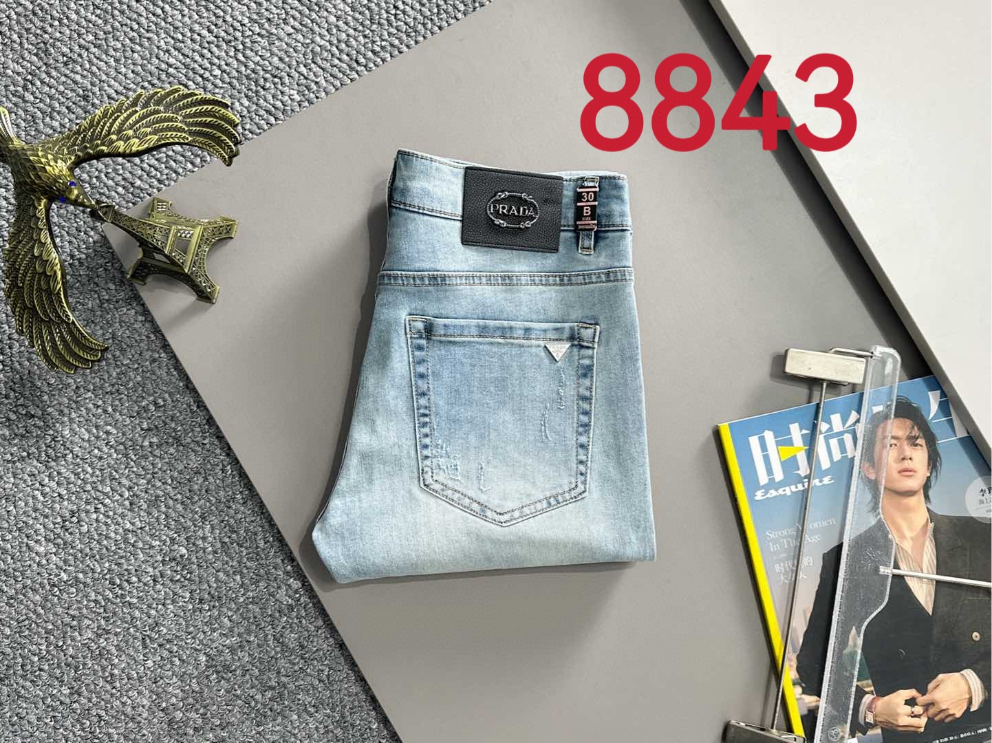 P180 普拉达2025夏季修身牛仔裤长裤，采用进口客供日本Denim平纹棉质牛仔面料梭织生产，三标齐全，简约不失大气，柔软细腻舒适，上身百搭时尚!轻奢主义 日常通勤穿搭必备单品!8835
码数：28-38（下单报身高体重）