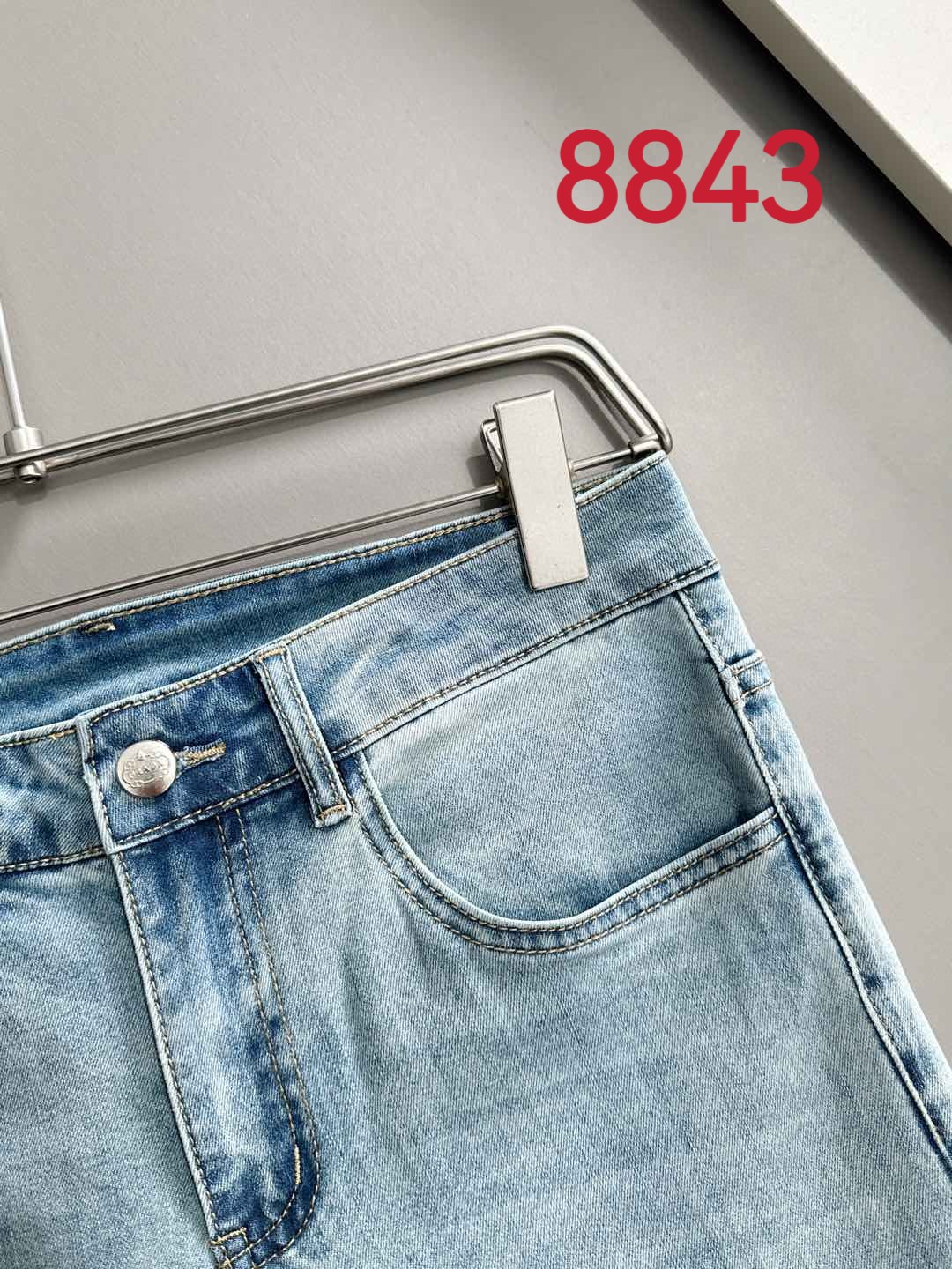 P180 普拉达2025夏季修身牛仔裤长裤，采用进口客供日本Denim平纹棉质牛仔面料梭织生产，三标齐全，简约不失大气，柔软细腻舒适，上身百搭时尚!轻奢主义 日常通勤穿搭必备单品!8835
码数：28-38（下单报身高体重）