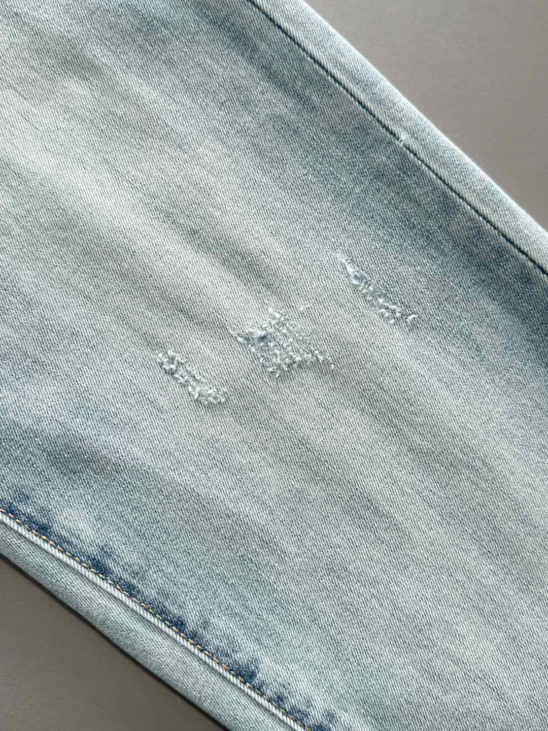 P180 普拉达2025夏季修身牛仔裤长裤，采用进口客供日本Denim平纹棉质牛仔面料梭织生产，三标齐全，简约不失大气，柔软细腻舒适，上身百搭时尚!轻奢主义 日常通勤穿搭必备单品!8835
码数：28-38（下单报身高体重）