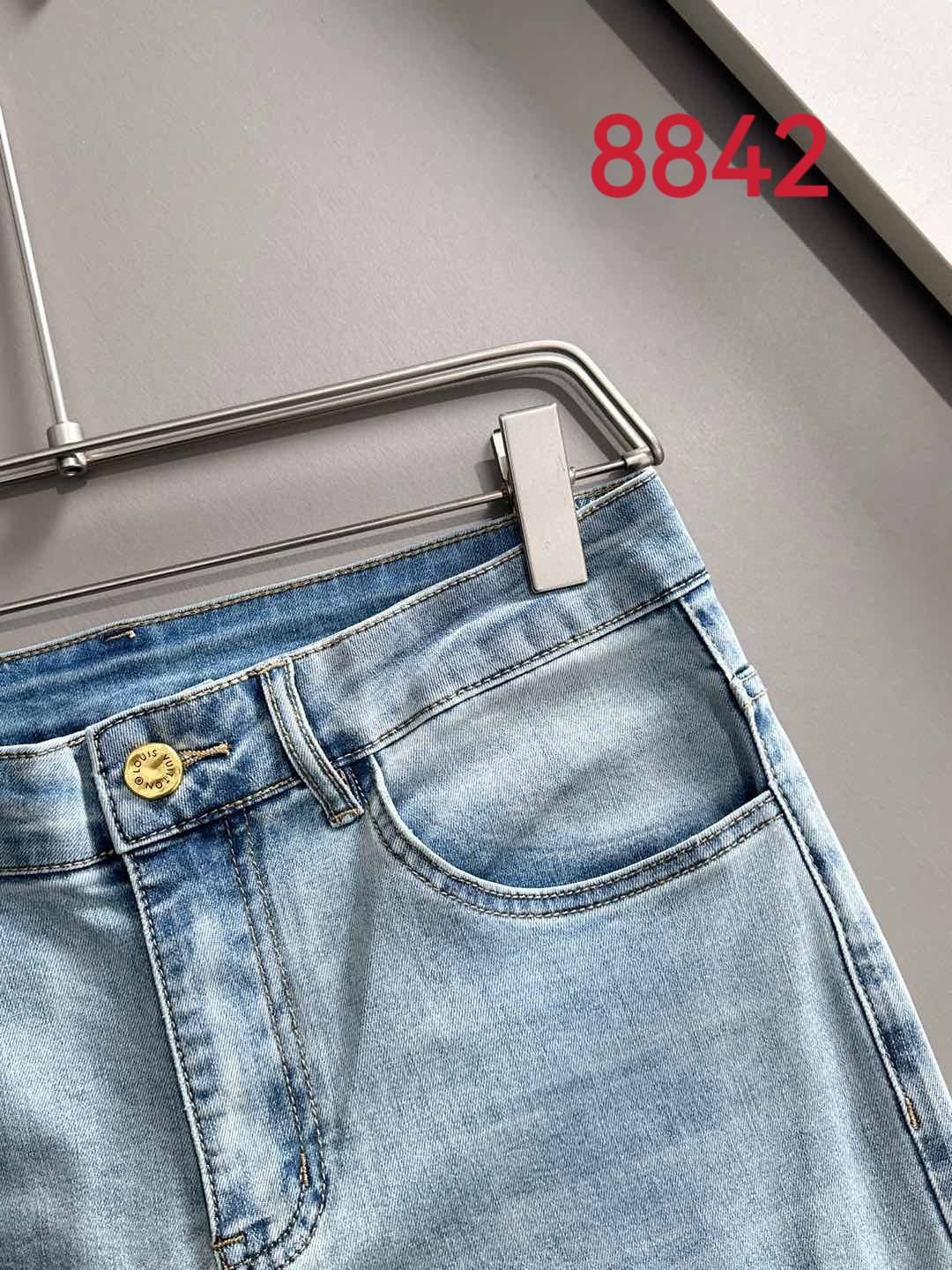 P180 LV2025夏季修身牛仔裤长裤，采用进口客供日本Denim平纹棉质牛仔面料梭织生产，三标齐全，简约不失大气，柔软细腻舒适，上身百搭时尚!轻奢主义 日常通勤穿搭必备单品!8835
码数：28-38（下单报身高体重）