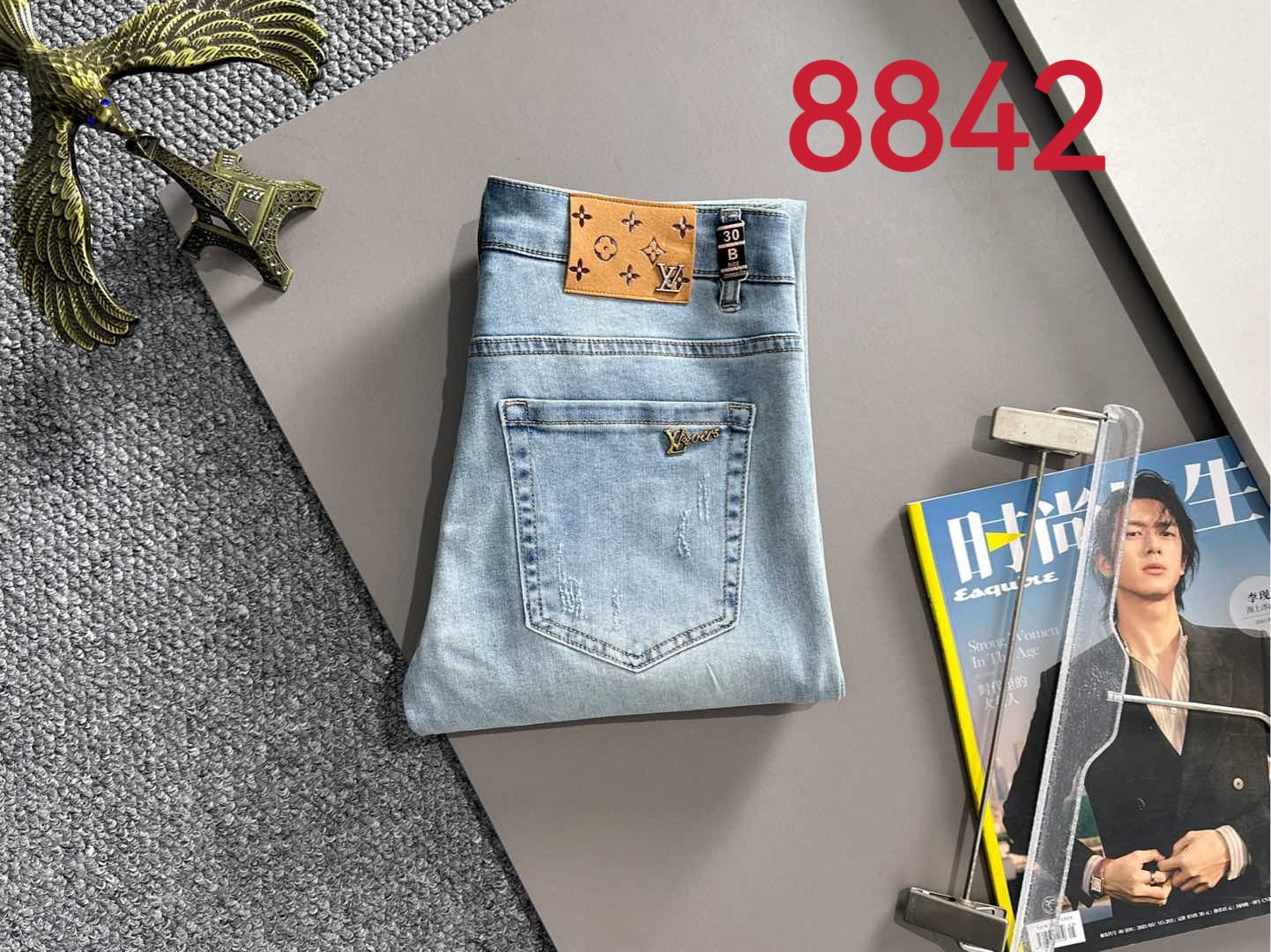 P180 LV2025夏季修身牛仔裤长裤，采用进口客供日本Denim平纹棉质牛仔面料梭织生产，三标齐全，简约不失大气，柔软细腻舒适，上身百搭时尚!轻奢主义 日常通勤穿搭必备单品!8835
码数：28-38（下单报身高体重）