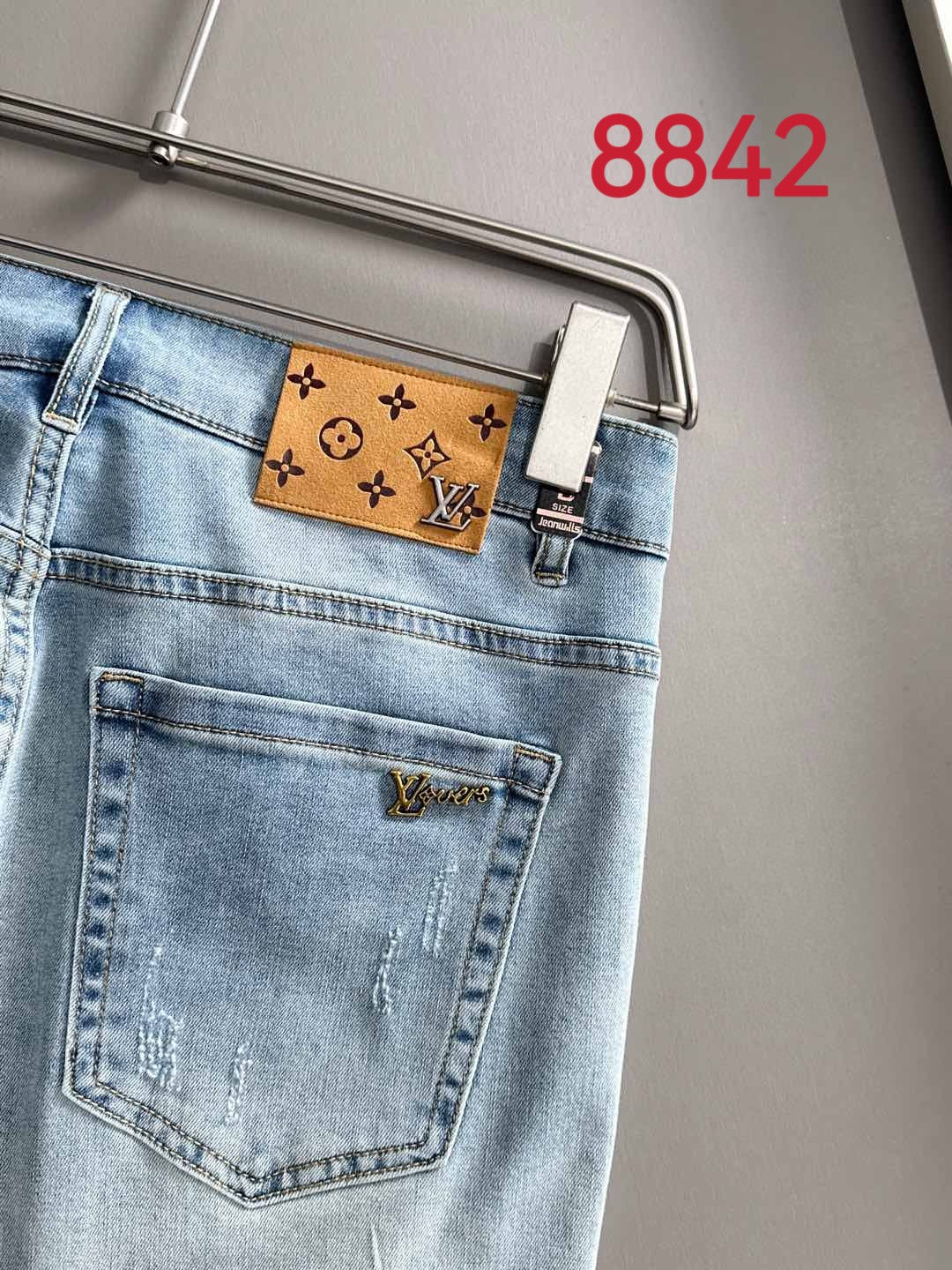 P180 LV2025夏季修身牛仔裤长裤，采用进口客供日本Denim平纹棉质牛仔面料梭织生产，三标齐全，简约不失大气，柔软细腻舒适，上身百搭时尚!轻奢主义 日常通勤穿搭必备单品!8835
码数：28-38（下单报身高体重）