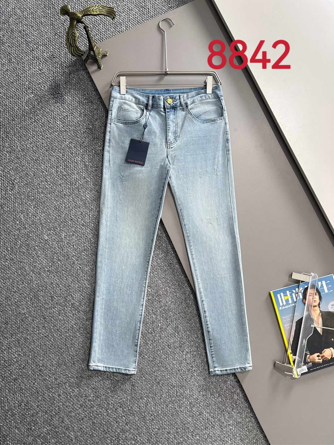 P180 LV2025夏季修身牛仔裤长裤，采用进口客供日本Denim平纹棉质牛仔面料梭织生产，三标齐全，简约不失大气，柔软细腻舒适，上身百搭时尚!轻奢主义 日常通勤穿搭必备单品!8835
码数：28-38（下单报身高体重）