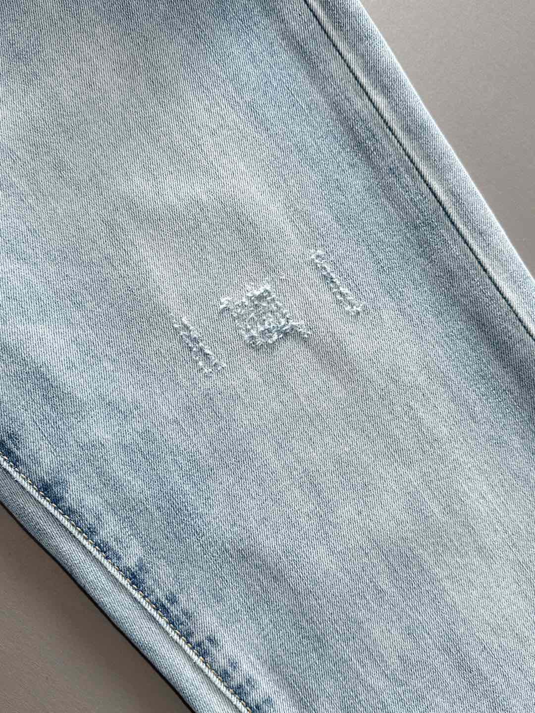 P180 LV2025夏季修身牛仔裤长裤，采用进口客供日本Denim平纹棉质牛仔面料梭织生产，三标齐全，简约不失大气，柔软细腻舒适，上身百搭时尚!轻奢主义 日常通勤穿搭必备单品!8835
码数：28-38（下单报身高体重）