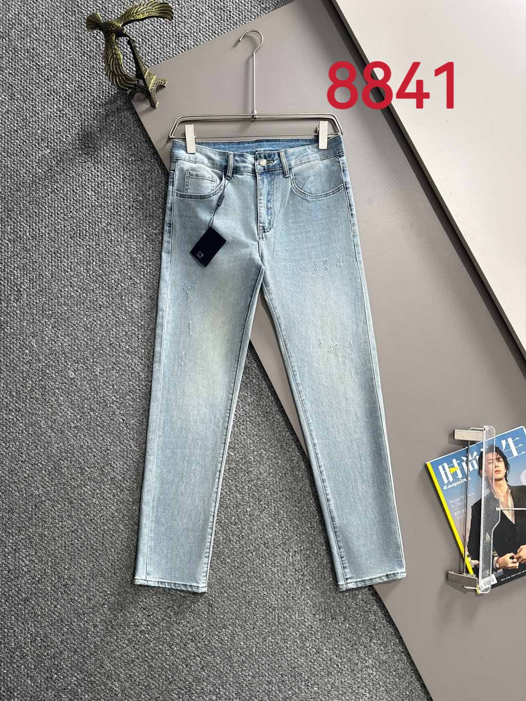 P180 普拉达2025夏季修身牛仔裤长裤，采用进口客供日本Denim平纹棉质牛仔面料梭织生产，三标齐全，简约不失大气，柔软细腻舒适，上身百搭时尚!轻奢主义 日常通勤穿搭必备单品!8835
码数：28-38（下单报身高体重）