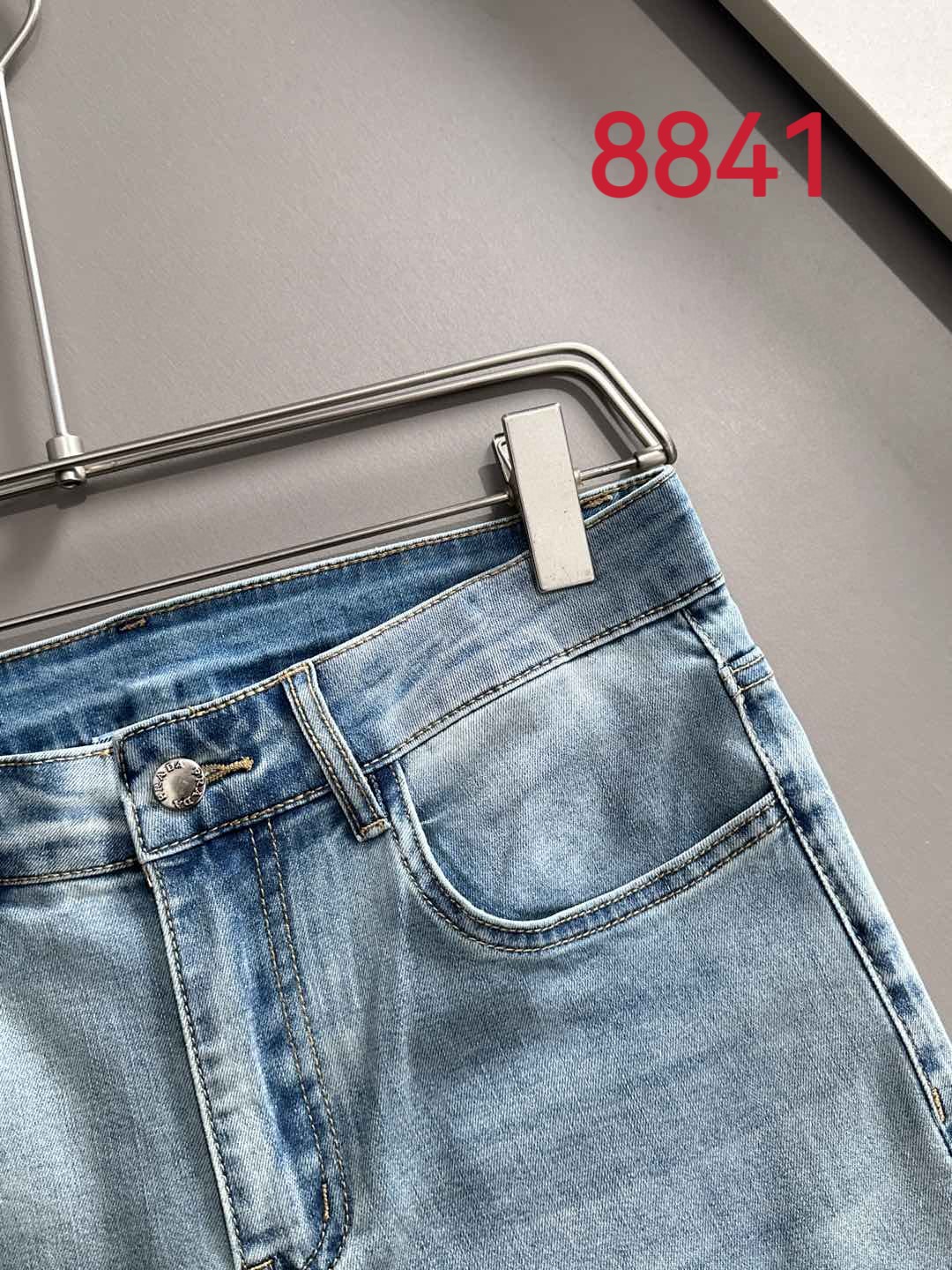 P180 普拉达2025夏季修身牛仔裤长裤，采用进口客供日本Denim平纹棉质牛仔面料梭织生产，三标齐全，简约不失大气，柔软细腻舒适，上身百搭时尚!轻奢主义 日常通勤穿搭必备单品!8835
码数：28-38（下单报身高体重）