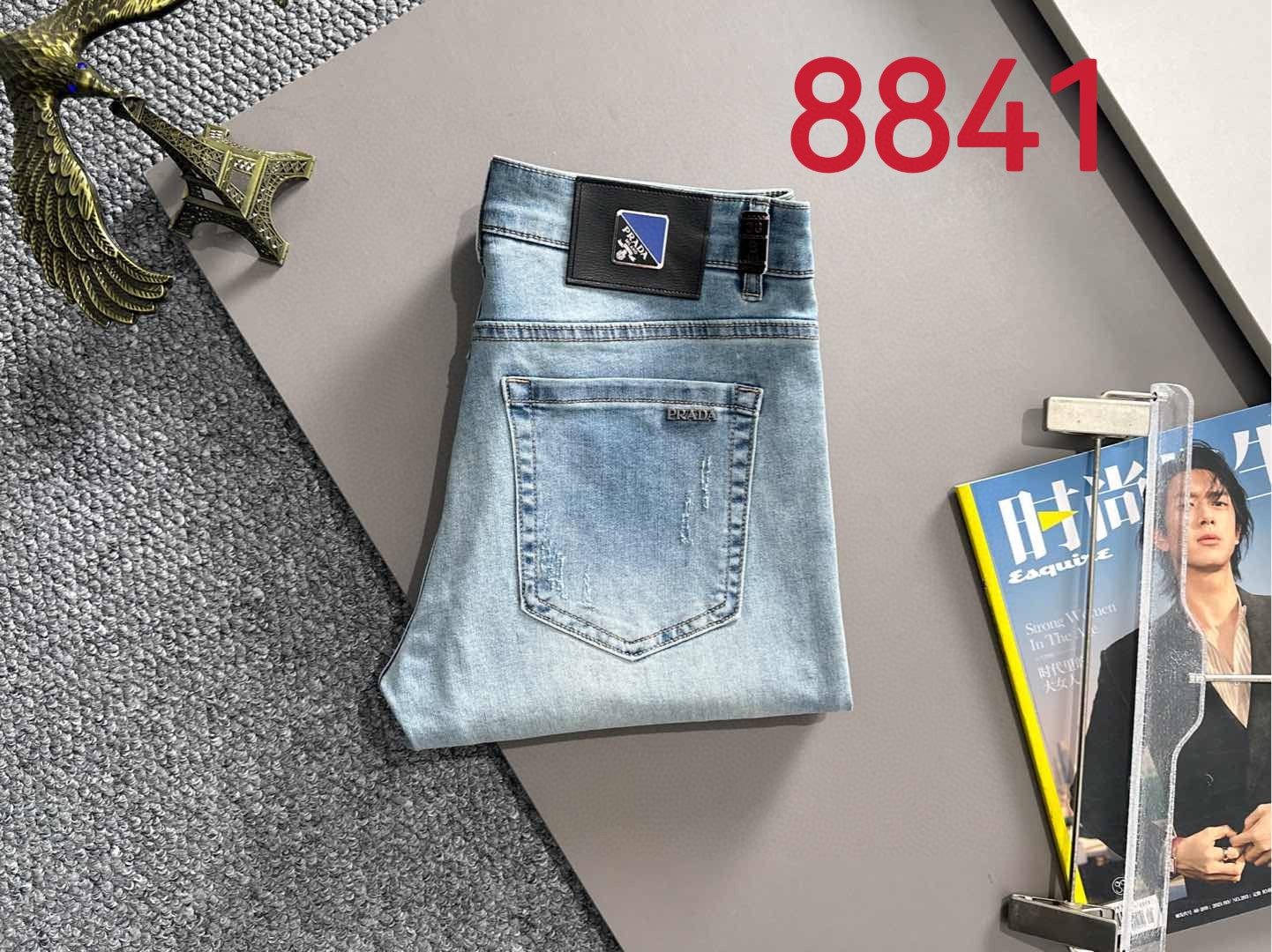P180 普拉达2025夏季修身牛仔裤长裤，采用进口客供日本Denim平纹棉质牛仔面料梭织生产，三标齐全，简约不失大气，柔软细腻舒适，上身百搭时尚!轻奢主义 日常通勤穿搭必备单品!8835
码数：28-38（下单报身高体重）
