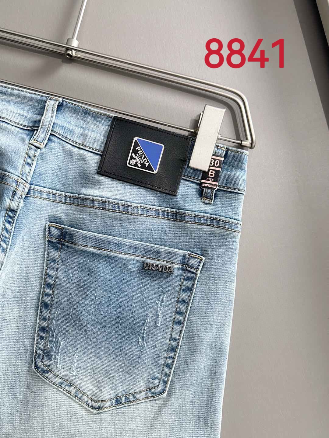 P180 普拉达2025夏季修身牛仔裤长裤，采用进口客供日本Denim平纹棉质牛仔面料梭织生产，三标齐全，简约不失大气，柔软细腻舒适，上身百搭时尚!轻奢主义 日常通勤穿搭必备单品!8835
码数：28-38（下单报身高体重）