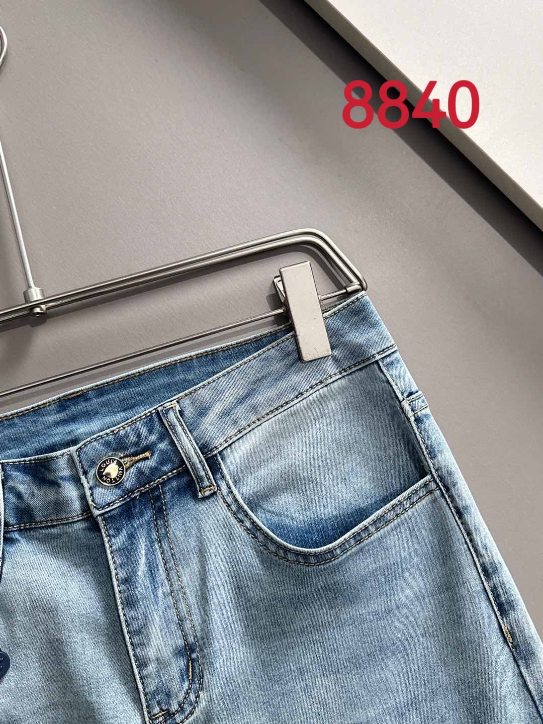 P180 LV2025夏季修身牛仔裤长裤，采用进口客供日本Denim平纹棉质牛仔面料梭织生产，三标齐全，简约不失大气，柔软细腻舒适，上身百搭时尚!轻奢主义 日常通勤穿搭必备单品!8835
码数：28-38（下单报身高体重）