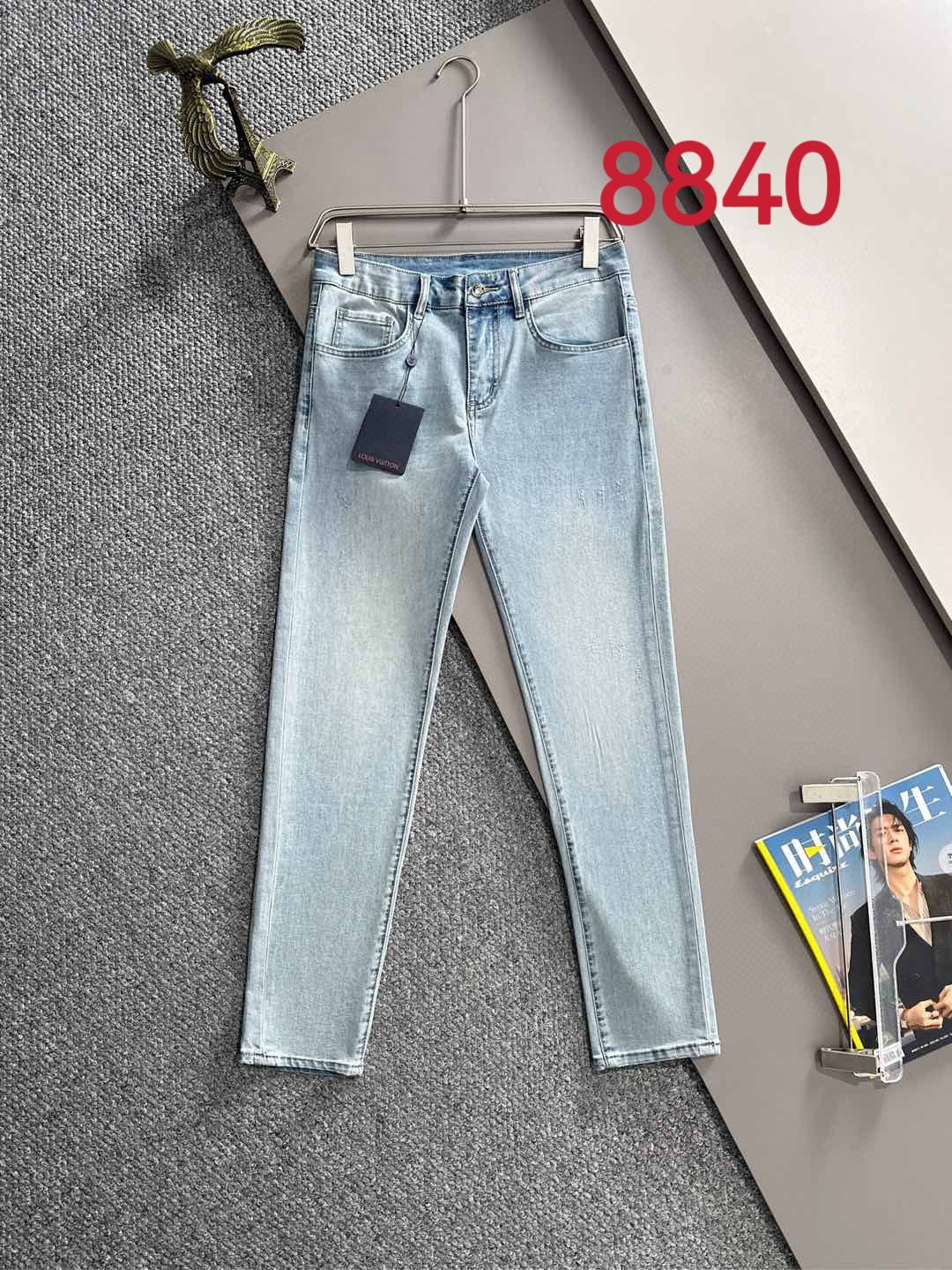 P180 LV2025夏季修身牛仔裤长裤，采用进口客供日本Denim平纹棉质牛仔面料梭织生产，三标齐全，简约不失大气，柔软细腻舒适，上身百搭时尚!轻奢主义 日常通勤穿搭必备单品!8835
码数：28-38（下单报身高体重）
