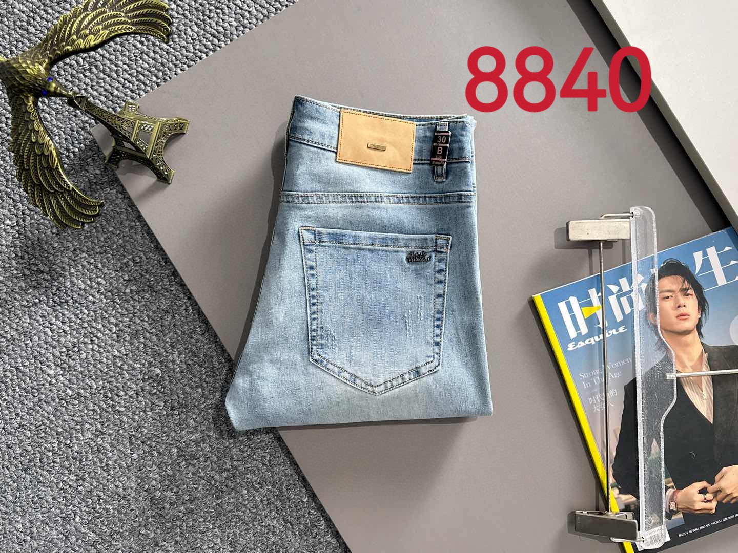 P180 LV2025夏季修身牛仔裤长裤，采用进口客供日本Denim平纹棉质牛仔面料梭织生产，三标齐全，简约不失大气，柔软细腻舒适，上身百搭时尚!轻奢主义 日常通勤穿搭必备单品!8835
码数：28-38（下单报身高体重）