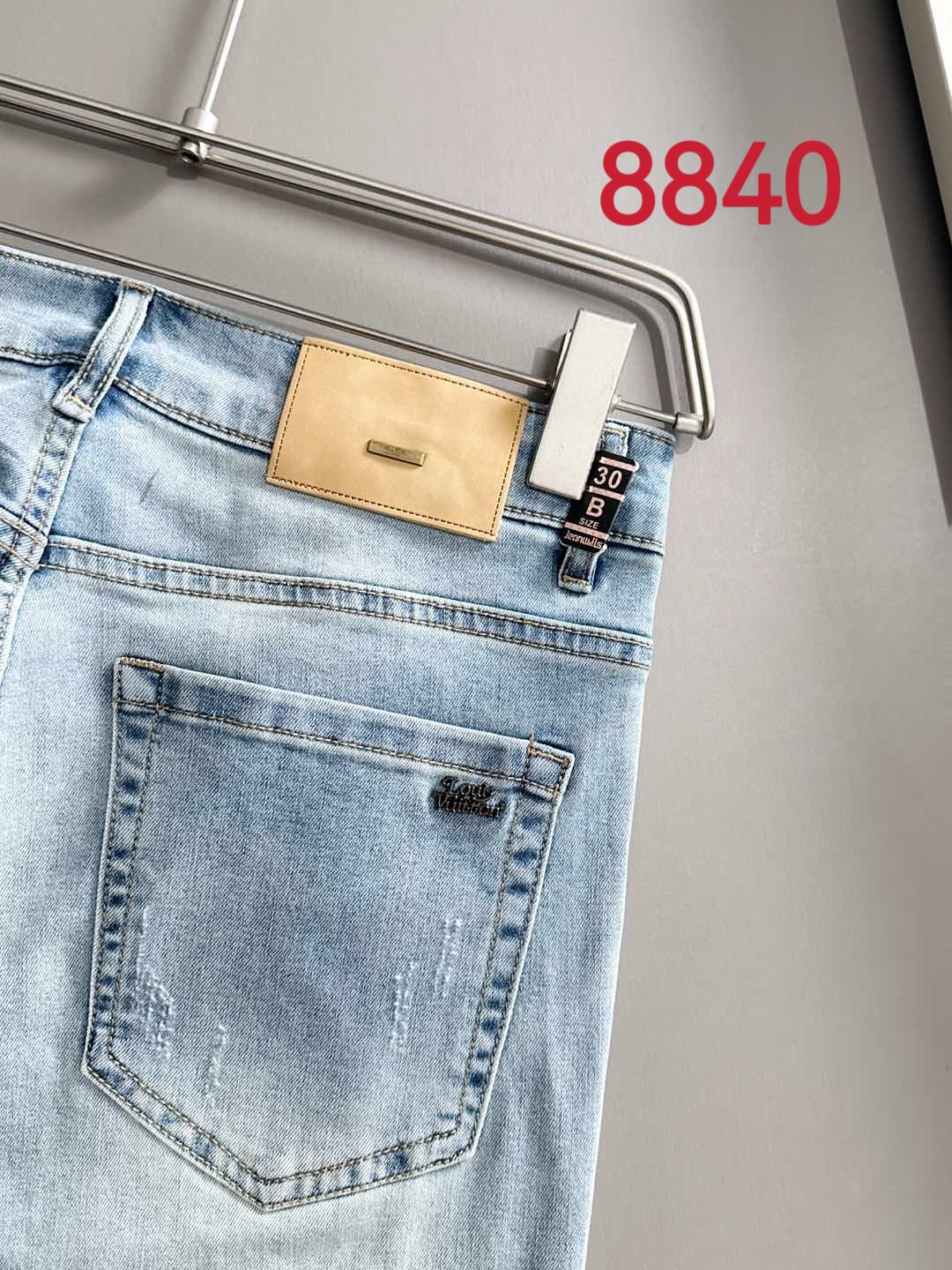 P180 LV2025夏季修身牛仔裤长裤，采用进口客供日本Denim平纹棉质牛仔面料梭织生产，三标齐全，简约不失大气，柔软细腻舒适，上身百搭时尚!轻奢主义 日常通勤穿搭必备单品!8835
码数：28-38（下单报身高体重）