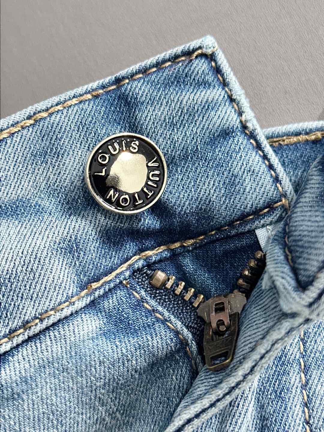 P180 LV2025夏季修身牛仔裤长裤，采用进口客供日本Denim平纹棉质牛仔面料梭织生产，三标齐全，简约不失大气，柔软细腻舒适，上身百搭时尚!轻奢主义 日常通勤穿搭必备单品!8835
码数：28-38（下单报身高体重）