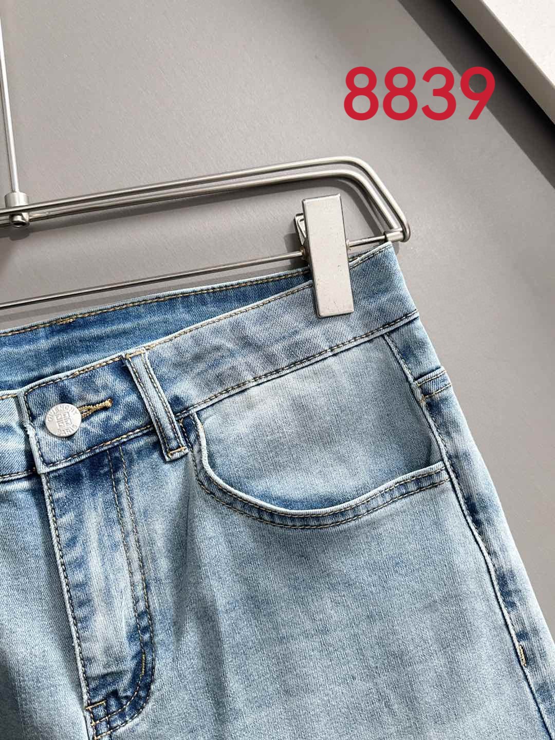 P180 纪梵希2025夏季修身牛仔裤长裤，采用进口客供日本Denim平纹棉质牛仔面料梭织生产，三标齐全，简约不失大气，柔软细腻舒适，上身百搭时尚!轻奢主义 日常通勤穿搭必备单品!8835
码数：28-38（下单报身高体重）