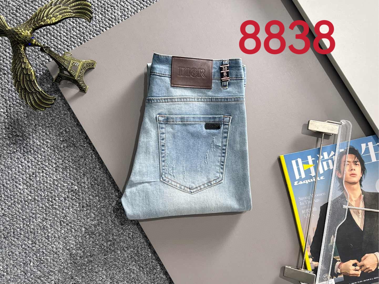 P180 迪奥2025夏季修身牛仔裤长裤，采用进口客供日本Denim平纹棉质牛仔面料梭织生产，三标齐全，简约不失大气，柔软细腻舒适，上身百搭时尚!轻奢主义 日常通勤穿搭必备单品!8835
码数：28-38（下单报身高体重）