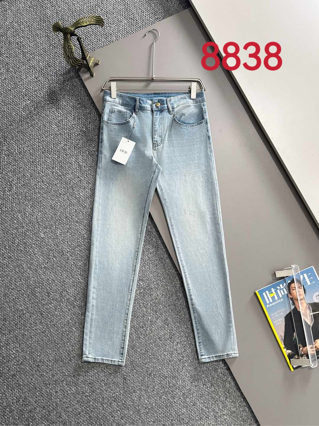 P180 迪奥2025夏季修身牛仔裤长裤，采用进口客供日本Denim平纹棉质牛仔面料梭织生产，三标齐全，简约不失大气，柔软细腻舒适，上身百搭时尚!轻奢主义 日常通勤穿搭必备单品!8835
码数：28-38（下单报身高体重）