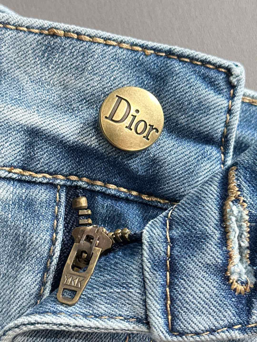 P180 迪奥2025夏季修身牛仔裤长裤，采用进口客供日本Denim平纹棉质牛仔面料梭织生产，三标齐全，简约不失大气，柔软细腻舒适，上身百搭时尚!轻奢主义 日常通勤穿搭必备单品!8835
码数：28-38（下单报身高体重）