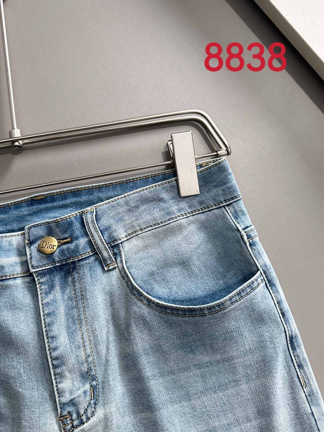P180 迪奥2025夏季修身牛仔裤长裤，采用进口客供日本Denim平纹棉质牛仔面料梭织生产，三标齐全，简约不失大气，柔软细腻舒适，上身百搭时尚!轻奢主义 日常通勤穿搭必备单品!8835
码数：28-38（下单报身高体重）
