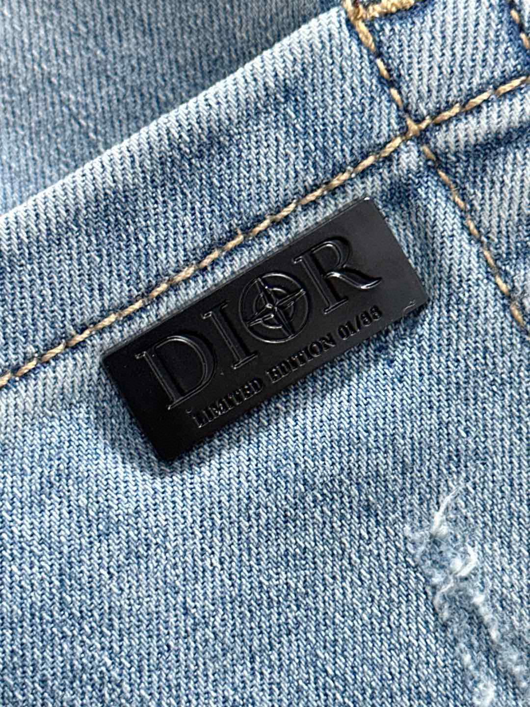 P180 迪奥2025夏季修身牛仔裤长裤，采用进口客供日本Denim平纹棉质牛仔面料梭织生产，三标齐全，简约不失大气，柔软细腻舒适，上身百搭时尚!轻奢主义 日常通勤穿搭必备单品!8835
码数：28-38（下单报身高体重）