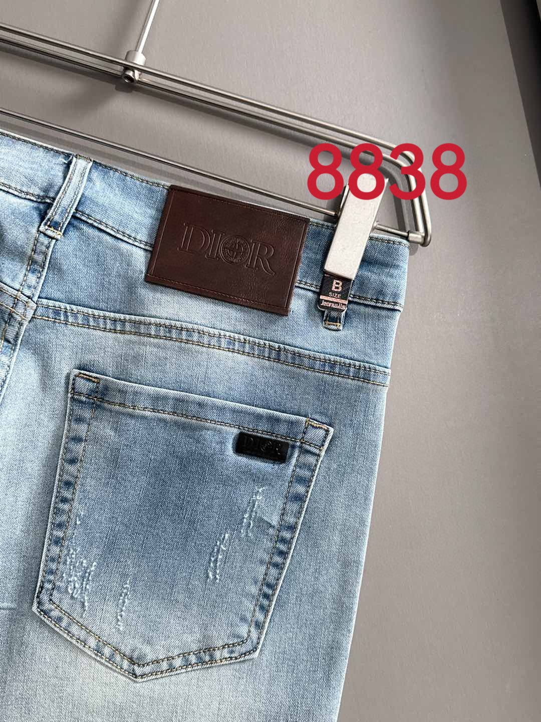 P180 迪奥2025夏季修身牛仔裤长裤，采用进口客供日本Denim平纹棉质牛仔面料梭织生产，三标齐全，简约不失大气，柔软细腻舒适，上身百搭时尚!轻奢主义 日常通勤穿搭必备单品!8835
码数：28-38（下单报身高体重）