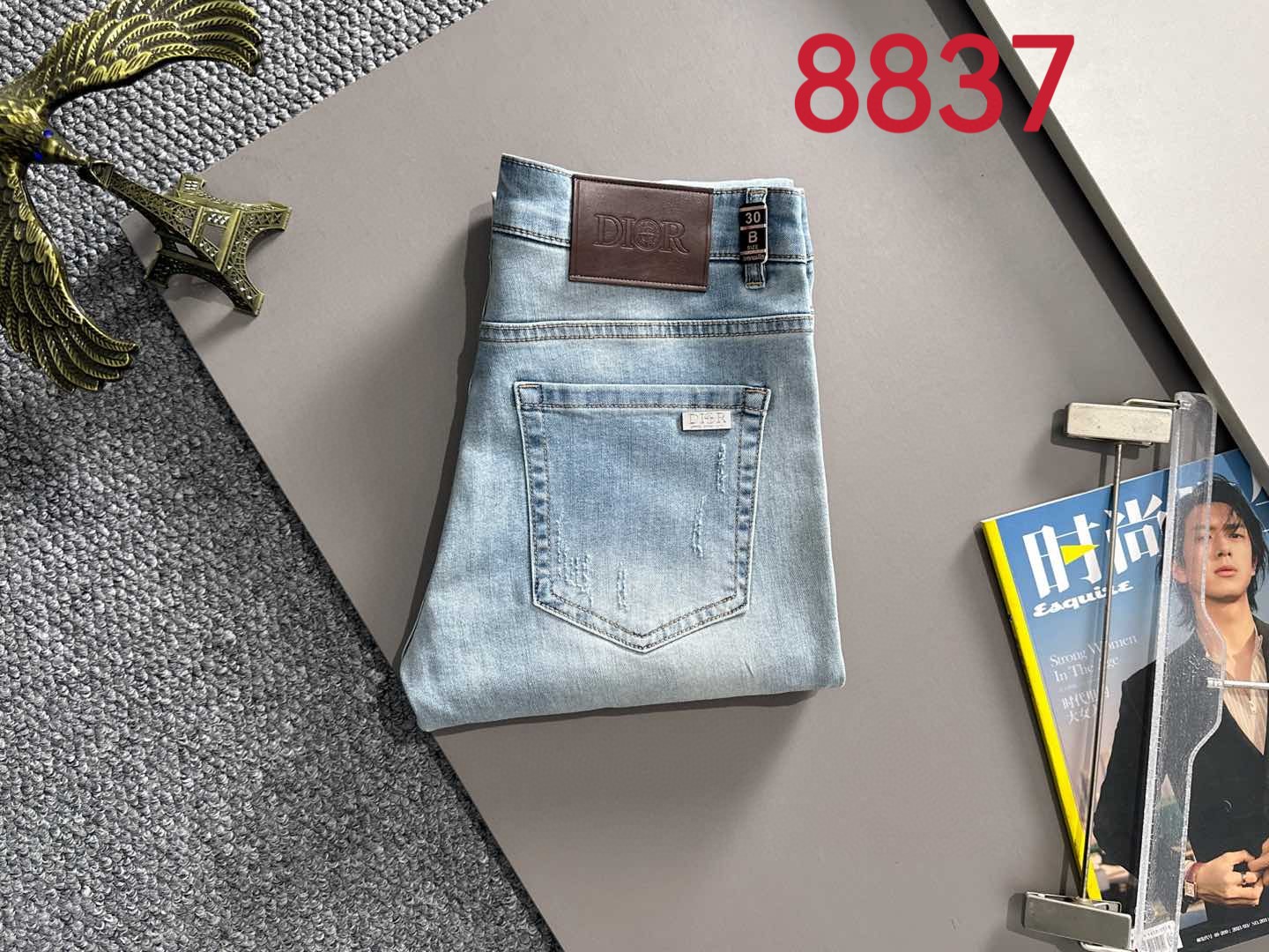 P180 迪奥2025夏季修身牛仔裤长裤，采用进口客供日本Denim平纹棉质牛仔面料梭织生产，三标齐全，简约不失大气，柔软细腻舒适，上身百搭时尚!轻奢主义 日常通勤穿搭必备单品!8835
码数：28-38（下单报身高体重）