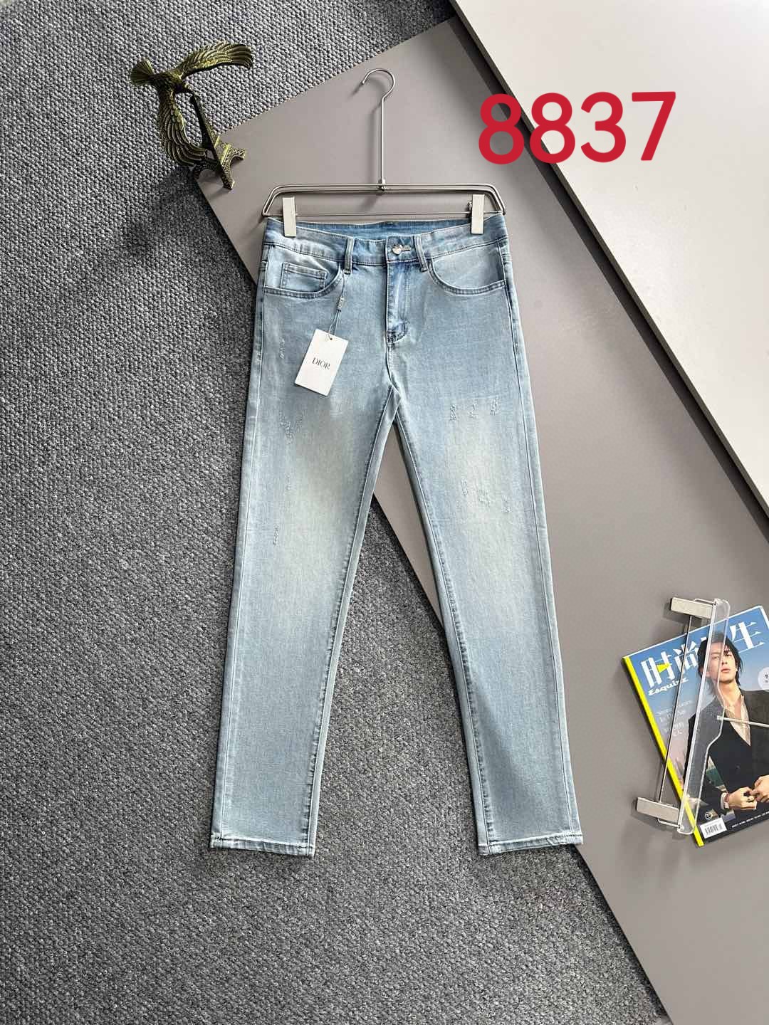 P180 迪奥2025夏季修身牛仔裤长裤，采用进口客供日本Denim平纹棉质牛仔面料梭织生产，三标齐全，简约不失大气，柔软细腻舒适，上身百搭时尚!轻奢主义 日常通勤穿搭必备单品!8835
码数：28-38（下单报身高体重）