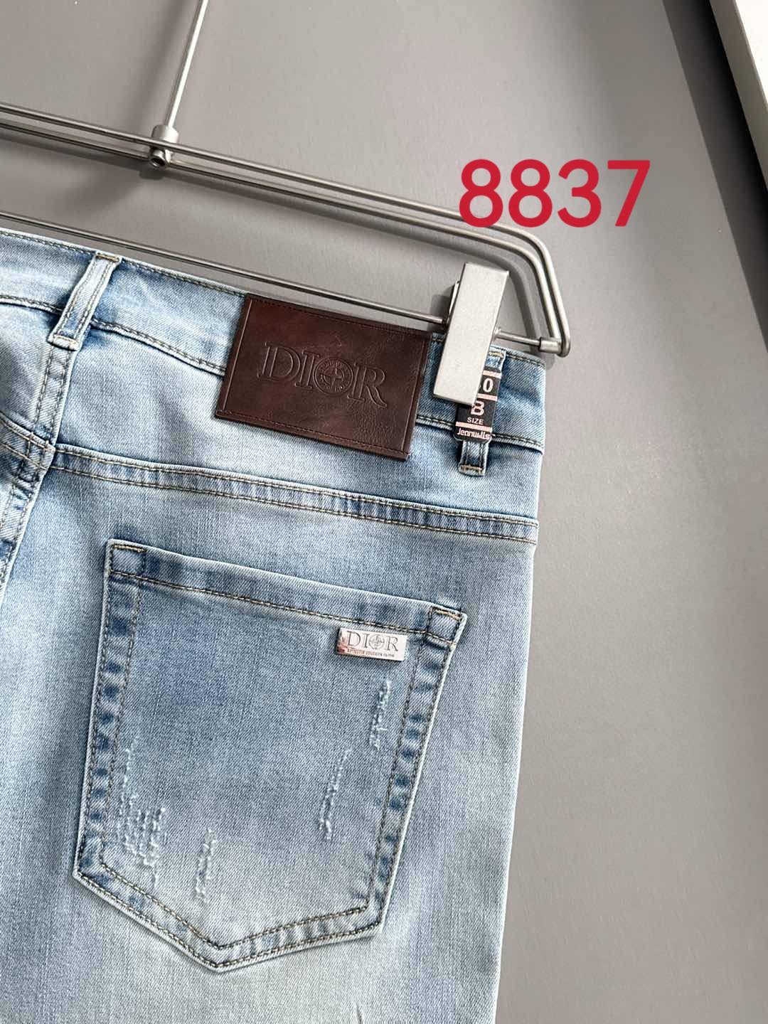 P180 迪奥2025夏季修身牛仔裤长裤，采用进口客供日本Denim平纹棉质牛仔面料梭织生产，三标齐全，简约不失大气，柔软细腻舒适，上身百搭时尚!轻奢主义 日常通勤穿搭必备单品!8835
码数：28-38（下单报身高体重）