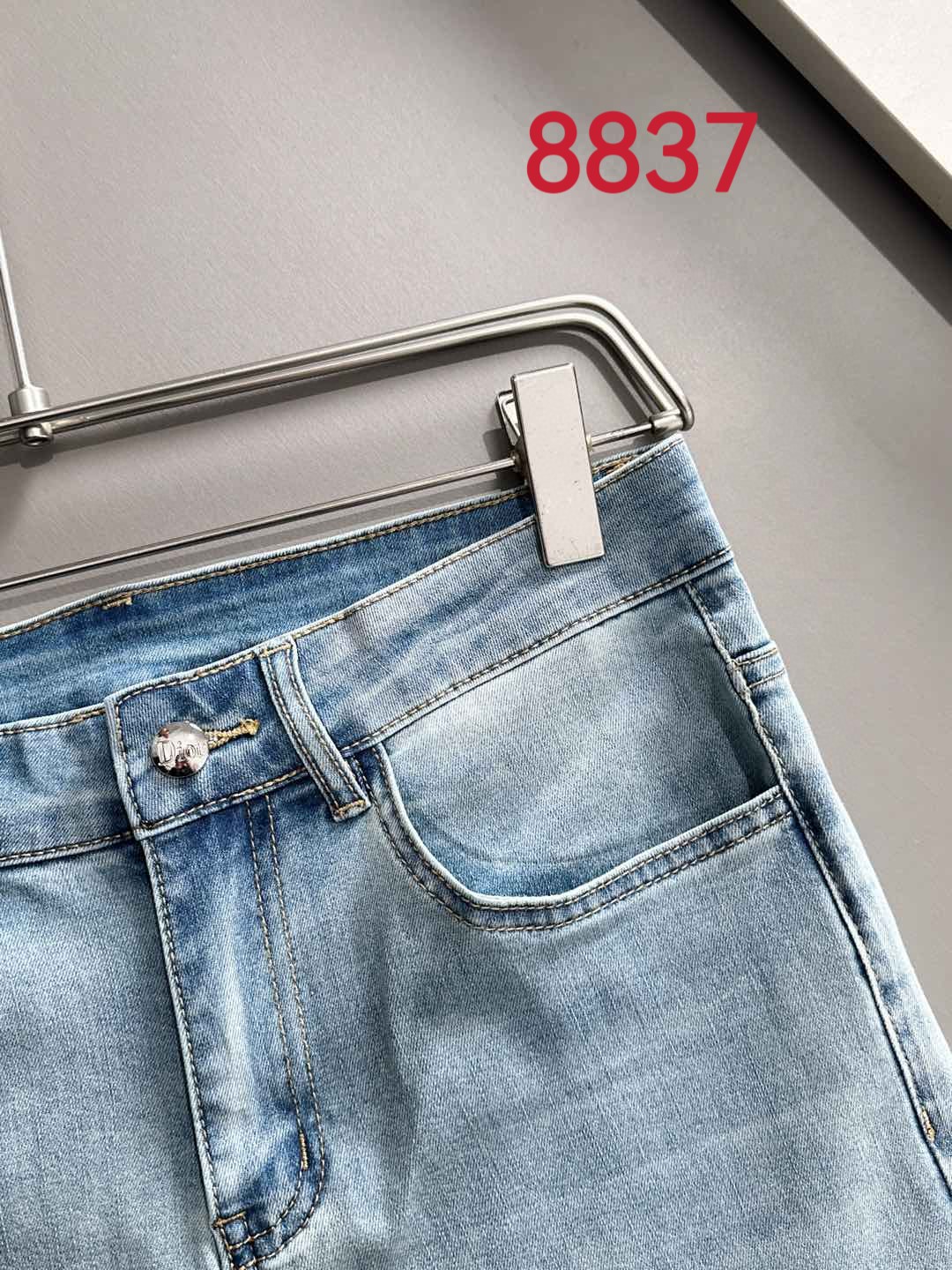 P180 迪奥2025夏季修身牛仔裤长裤，采用进口客供日本Denim平纹棉质牛仔面料梭织生产，三标齐全，简约不失大气，柔软细腻舒适，上身百搭时尚!轻奢主义 日常通勤穿搭必备单品!8835
码数：28-38（下单报身高体重）
