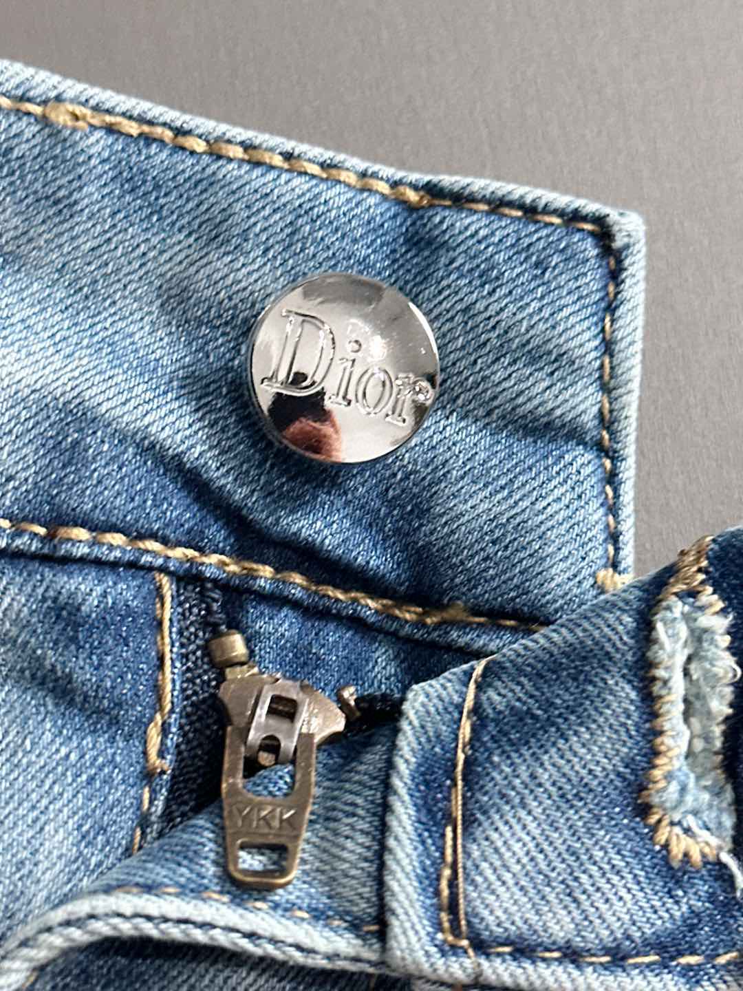 P180 迪奥2025夏季修身牛仔裤长裤，采用进口客供日本Denim平纹棉质牛仔面料梭织生产，三标齐全，简约不失大气，柔软细腻舒适，上身百搭时尚!轻奢主义 日常通勤穿搭必备单品!8835
码数：28-38（下单报身高体重）