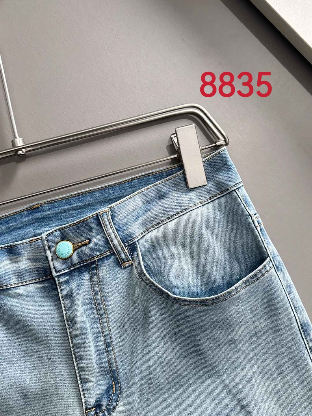 P180 LV2025夏季修身牛仔裤长裤，采用进口客供日本Denim平纹棉质牛仔面料梭织生产，三标齐全，简约不失大气，柔软细腻舒适，上身百搭时尚!轻奢主义 日常通勤穿搭必备单品!8835
码数：28-38（下单报身高体重）