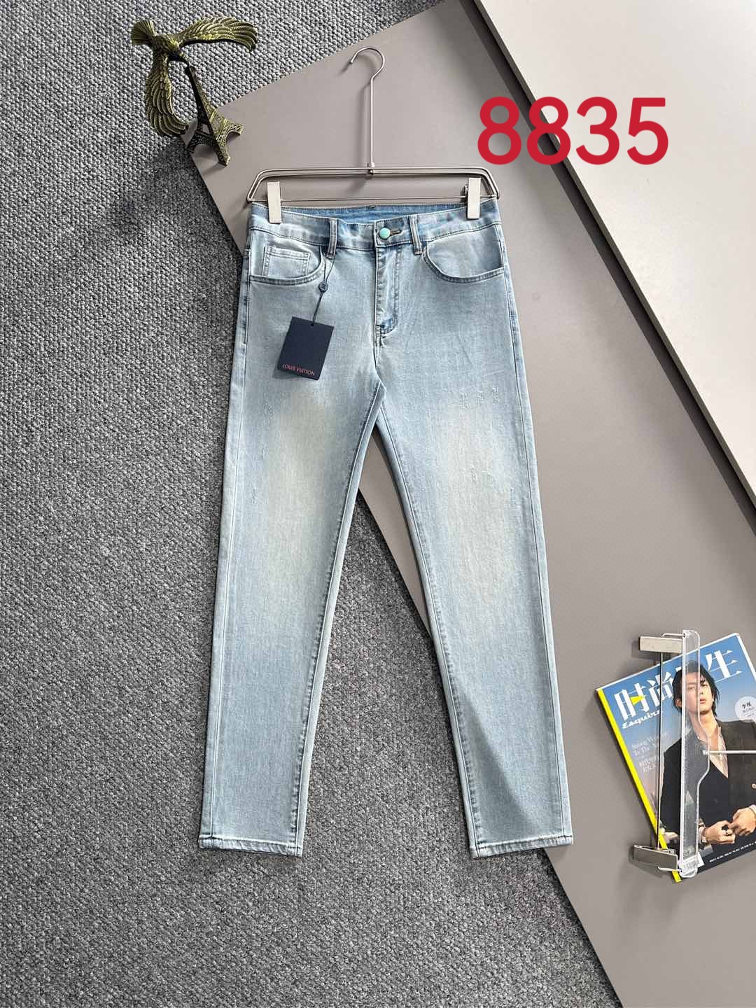 P180 LV2025夏季修身牛仔裤长裤，采用进口客供日本Denim平纹棉质牛仔面料梭织生产，三标齐全，简约不失大气，柔软细腻舒适，上身百搭时尚!轻奢主义 日常通勤穿搭必备单品!8835
码数：28-38（下单报身高体重）