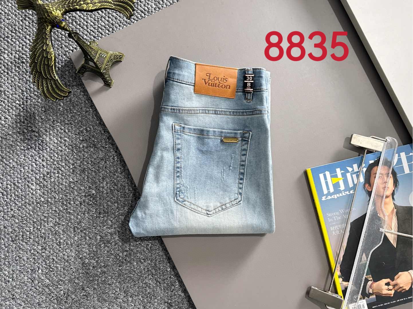 P180 LV2025夏季修身牛仔裤长裤，采用进口客供日本Denim平纹棉质牛仔面料梭织生产，三标齐全，简约不失大气，柔软细腻舒适，上身百搭时尚!轻奢主义 日常通勤穿搭必备单品!8835
码数：28-38（下单报身高体重）
