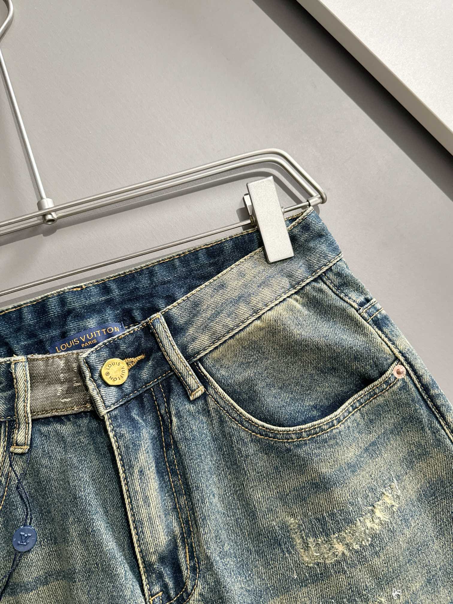 Louis Vuitton Straight-Leg Jeans: Modern Denim, Comfortable Fit, Sizes 28-40 3 a1752668180545 5823