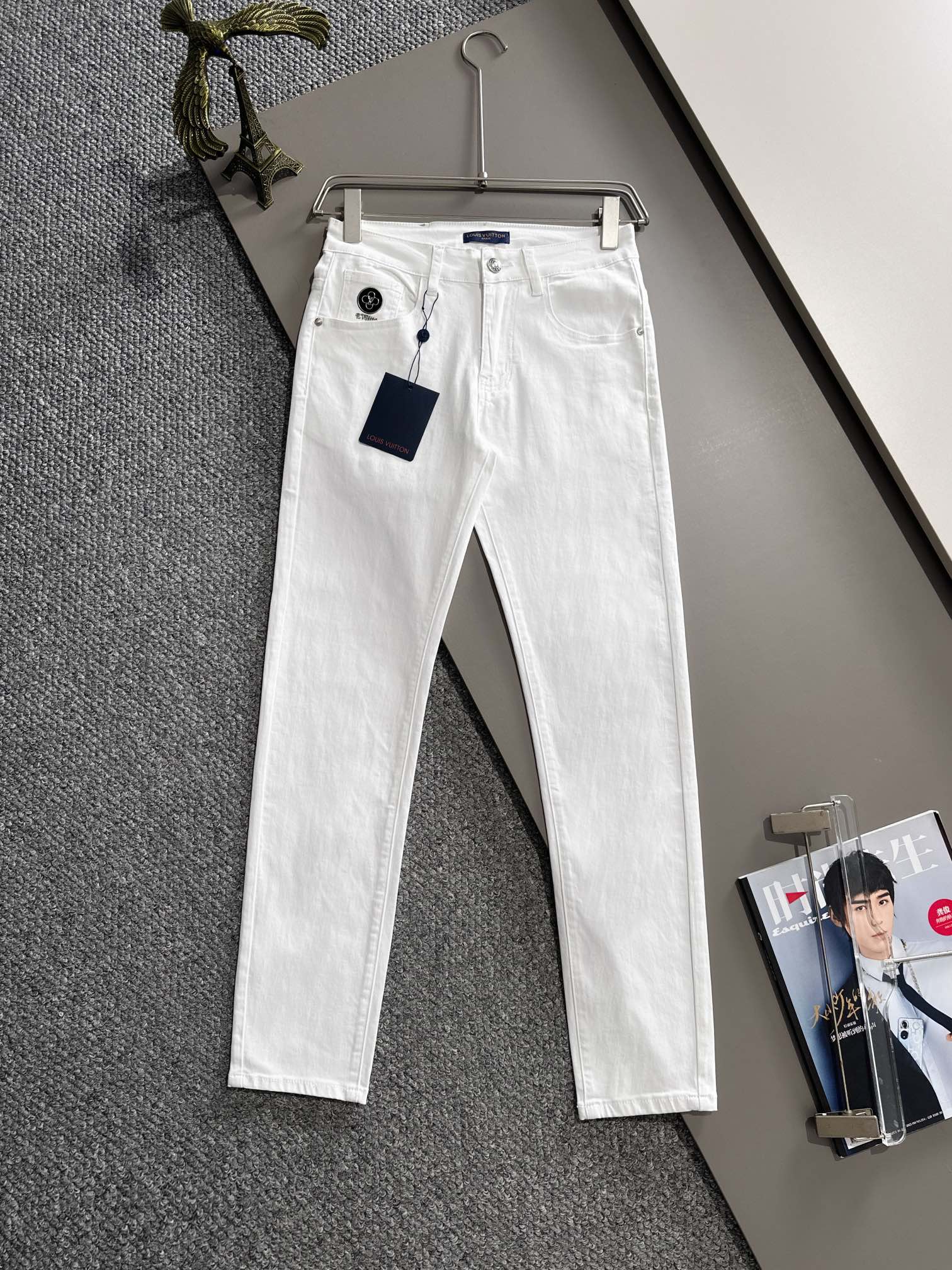 Los nuevos pantalones vaqueros ajustados P160 LV2026 para todas las estaciones están tejidos con telas vaqueras de algo…
