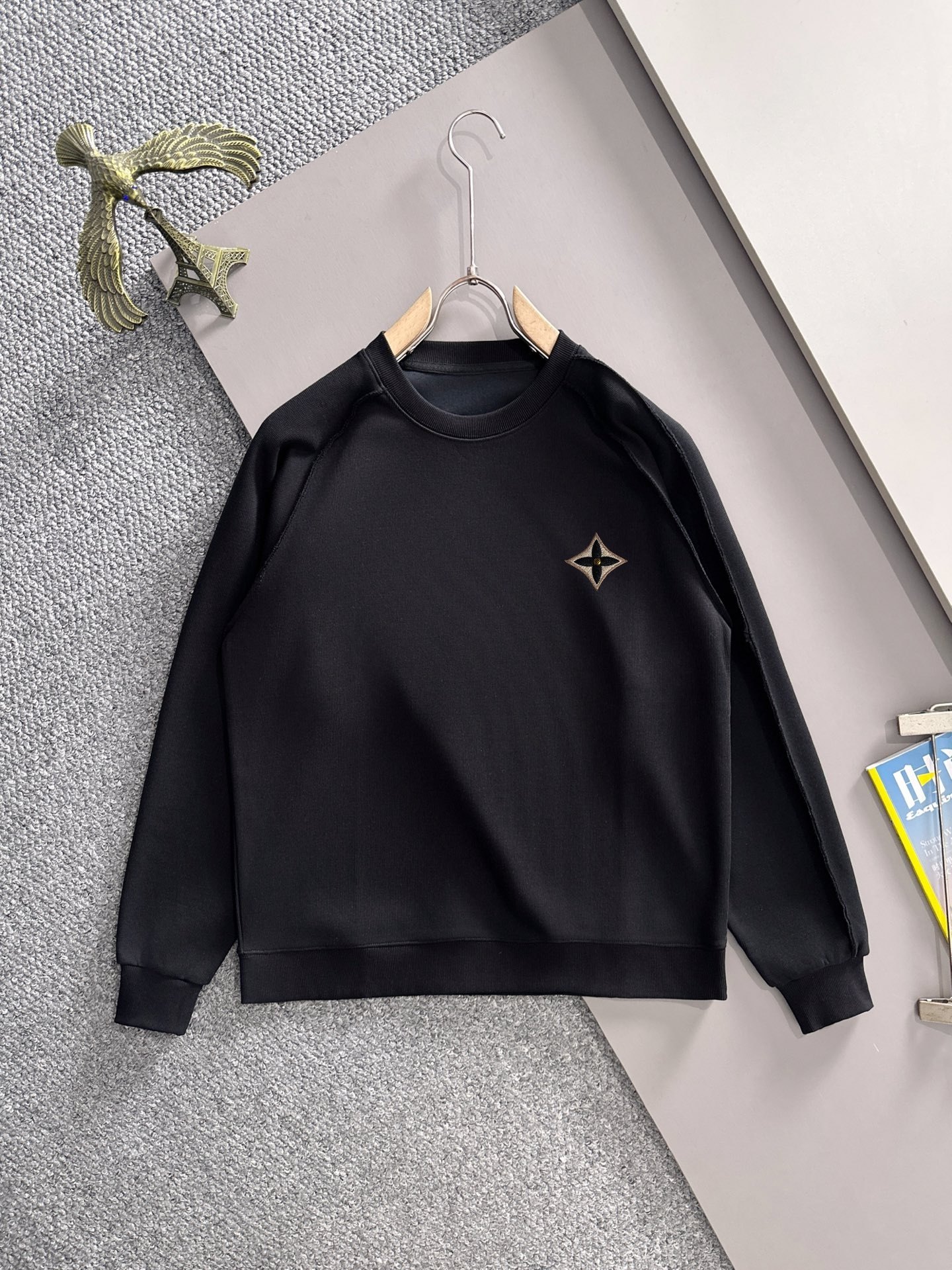 La sudadera con solapa de manga larga P180 LV2025 es del mismo estilo para hombres y mujeres. Muchas celebridades tiene…