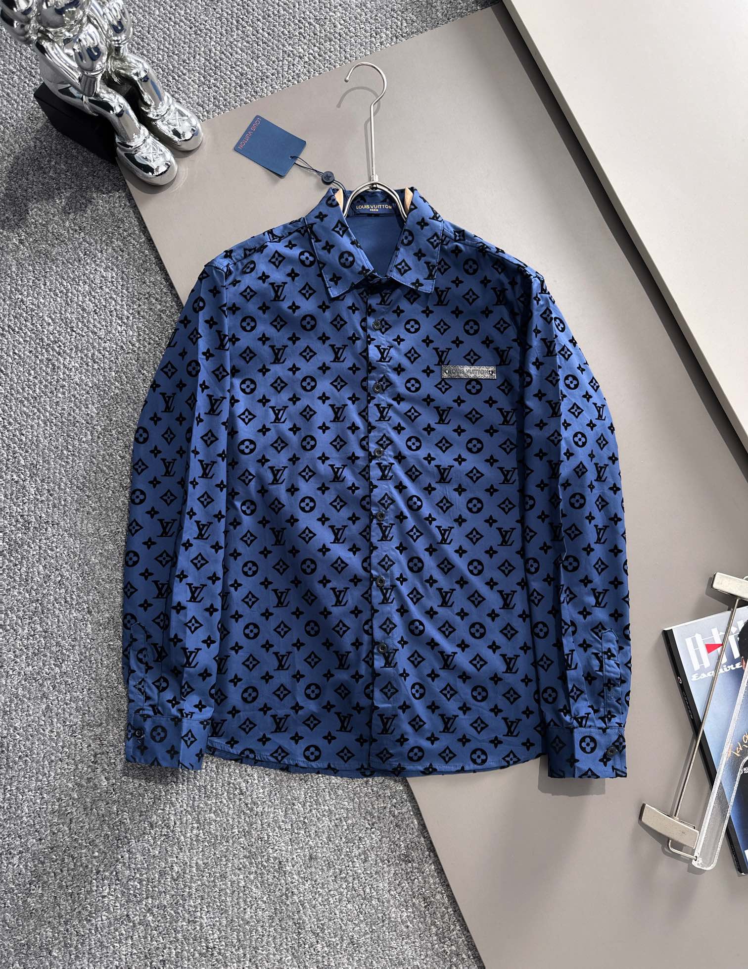 P150 LV2025 Nueva camisa con estampado de letras, camisa de manga larga informal y versátil para negocios. Después de u…