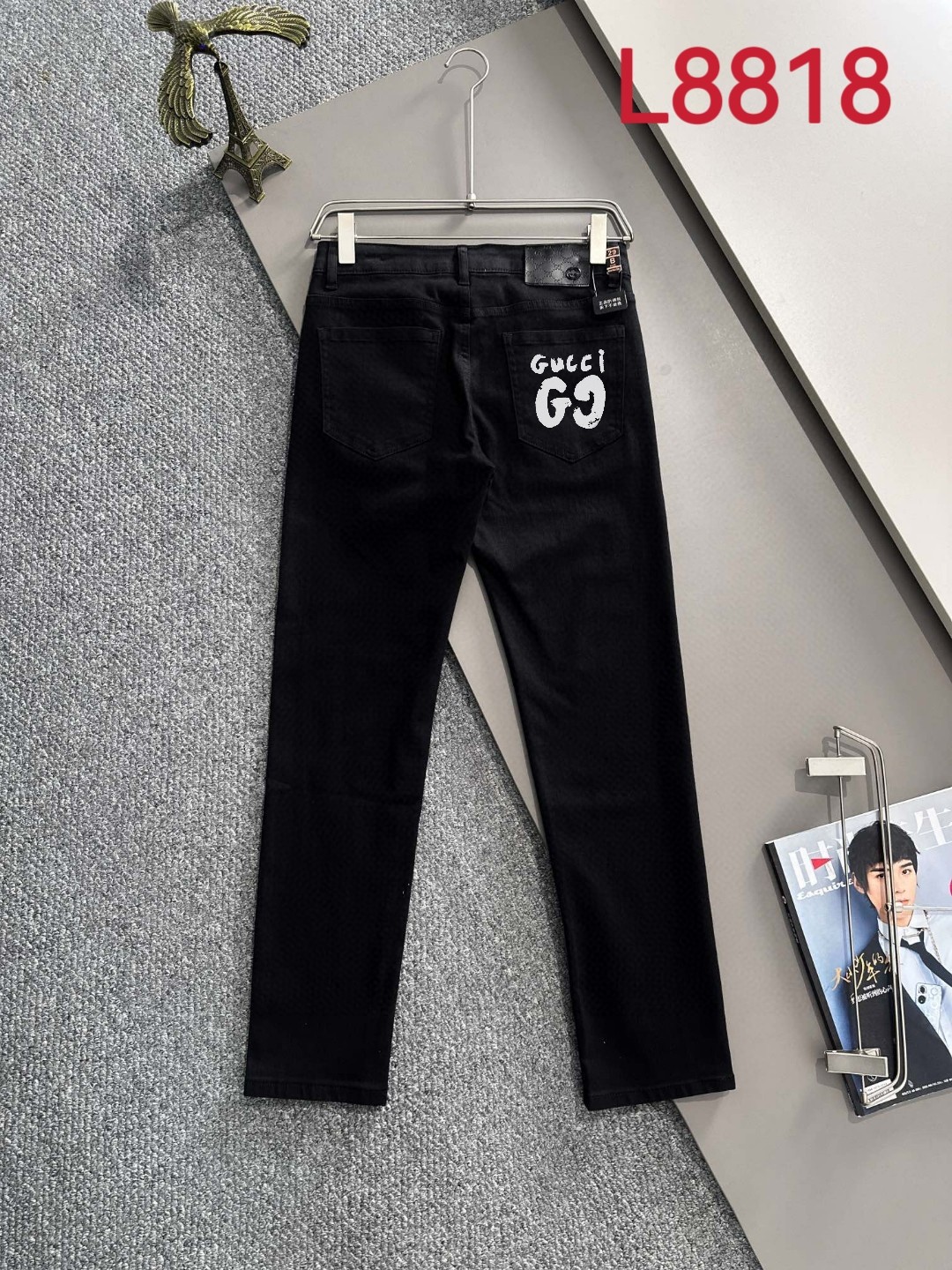 Los pantalones vaqueros ajustados para cuatro estaciones P180 LV2025 están tejidos con tela vaquera de algodón liso de …