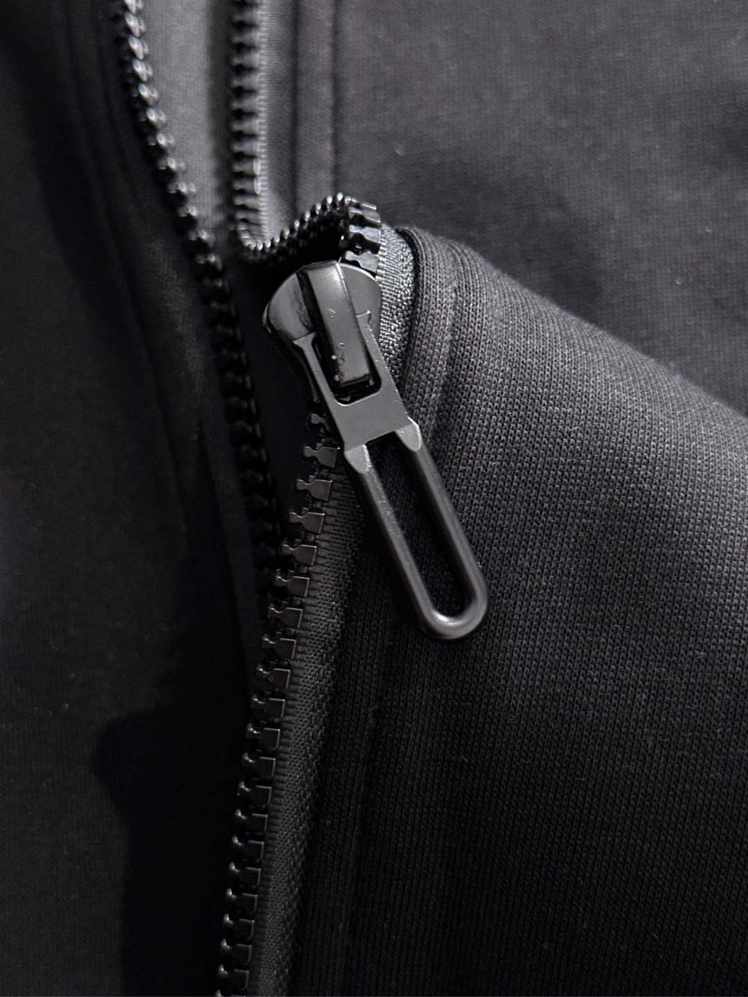 Balenciaga 巴黎2025秋冬新款休闲重工套装 高版出品 贸易公司渠道订单、外单客供进口定制面料 透气舒适度高