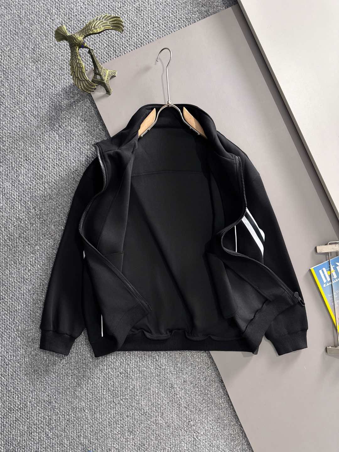 Balenciaga 巴黎2025秋冬新款休闲重工套装 高版出品 贸易公司渠道订单、外单客供进口定制面料 透气舒适度高