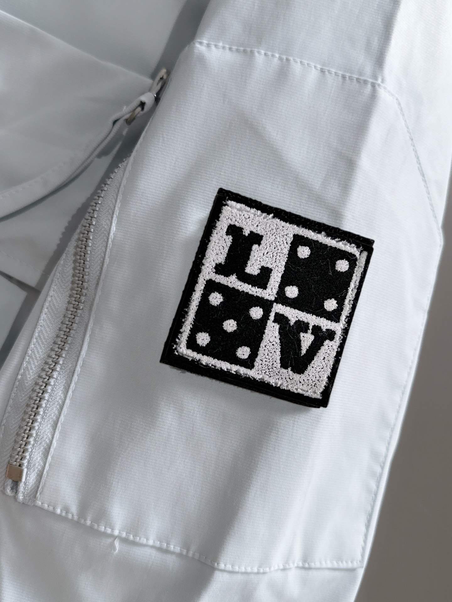 Louis Vuitton LV2026春季最新款拉链风衣冲锋衣夹克外套 三标齐全 定制定染尼龙面料 整体休闲又上档次