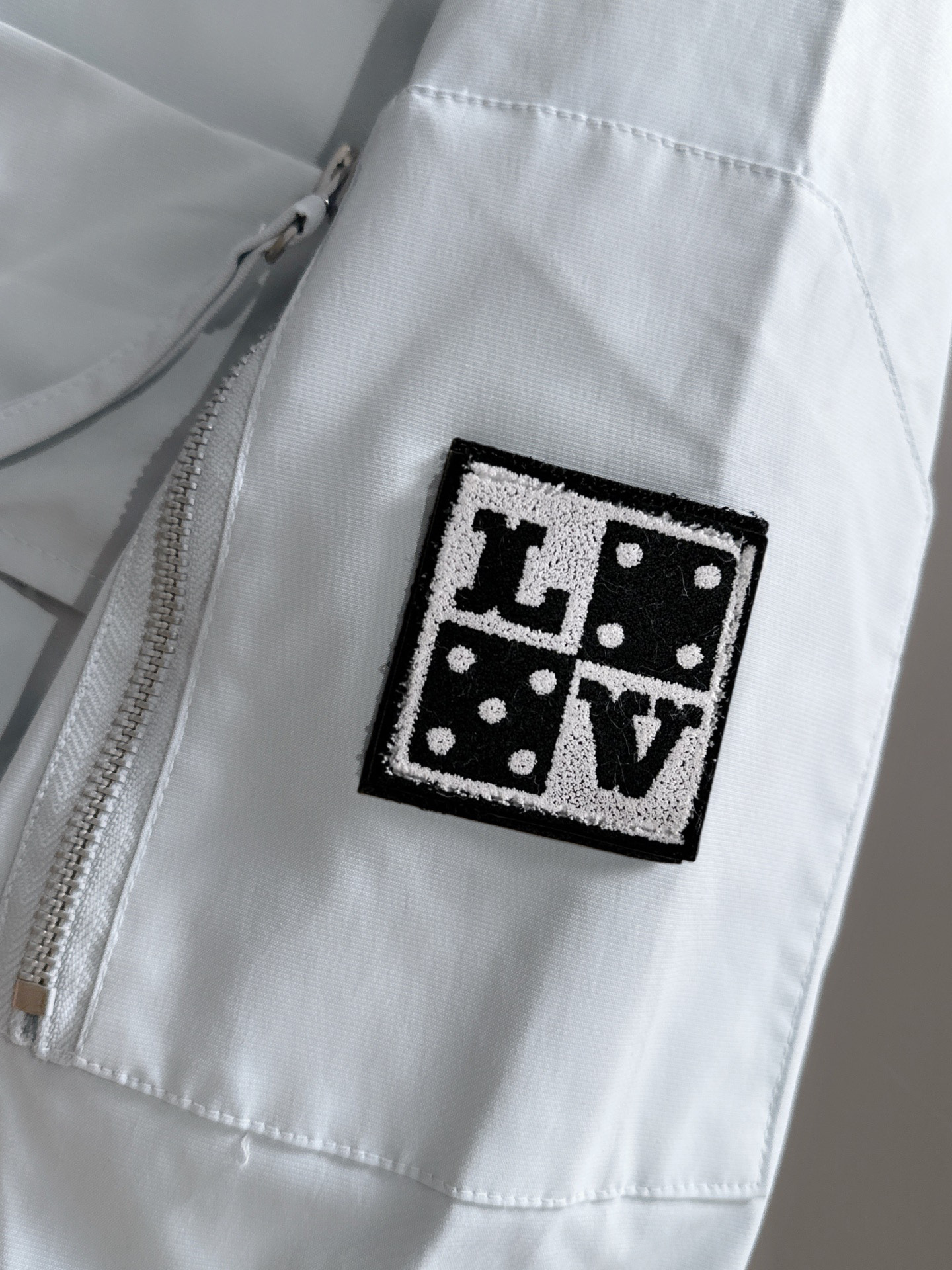 Louis Vuitton LV2026春季最新款拉链风衣冲锋衣夹克外套 三标齐全 定制定染尼龙面料 整体休闲又上档次